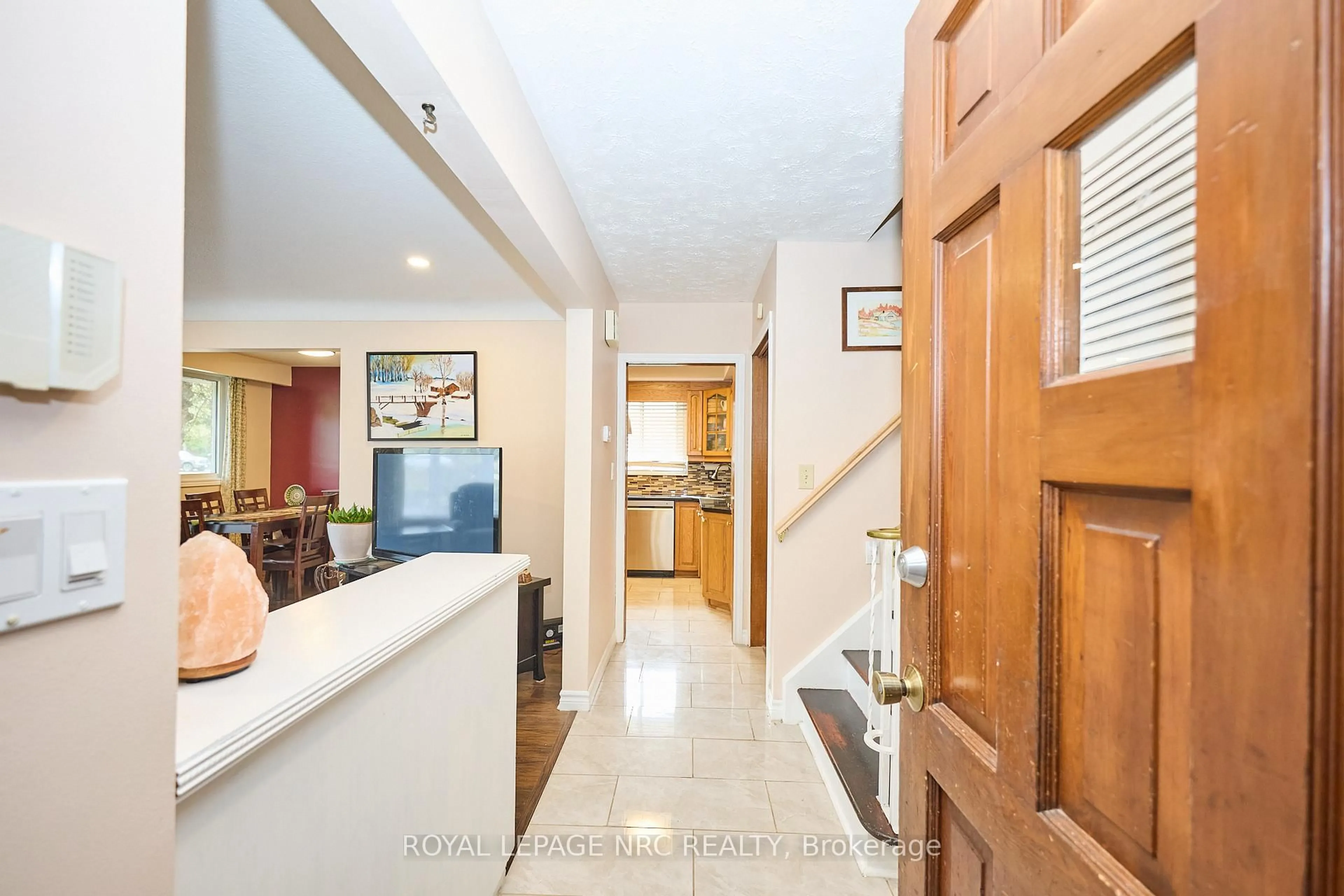 Indoor entryway for 551 Geneva St, St. Catharines Ontario L2N 2J1