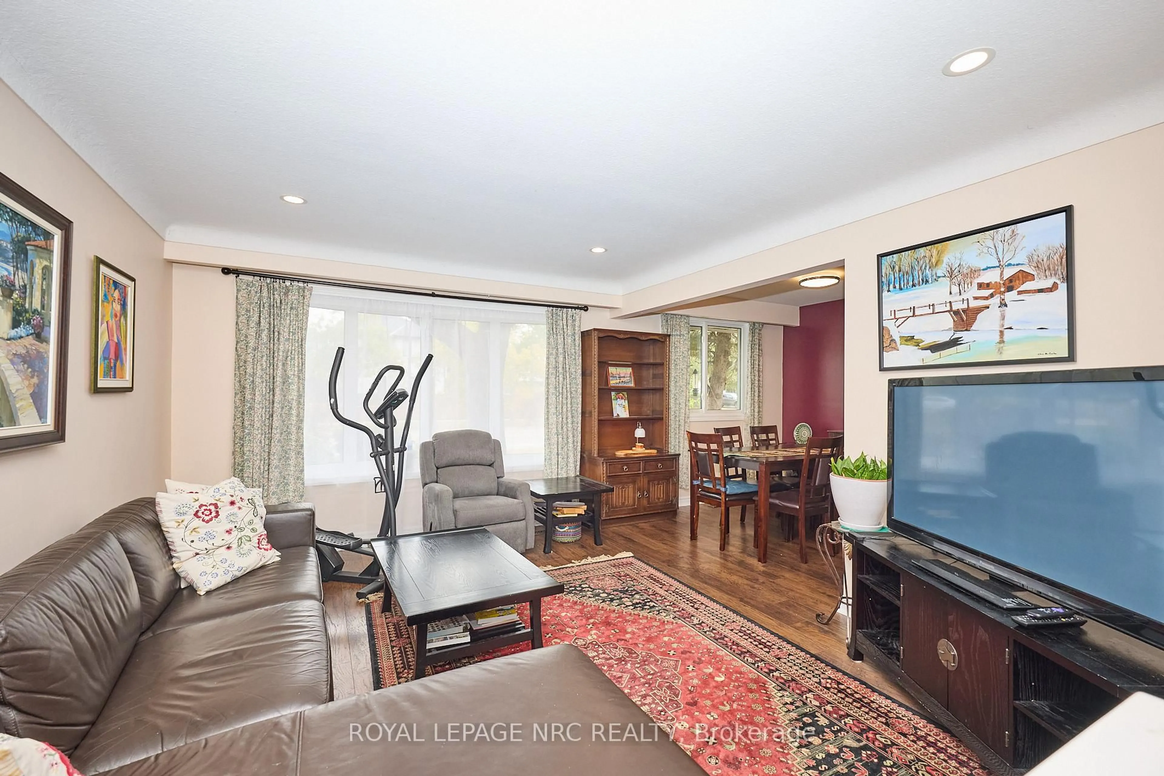 Living room with furniture, wood/laminate floor for 551 Geneva St, St. Catharines Ontario L2N 2J1