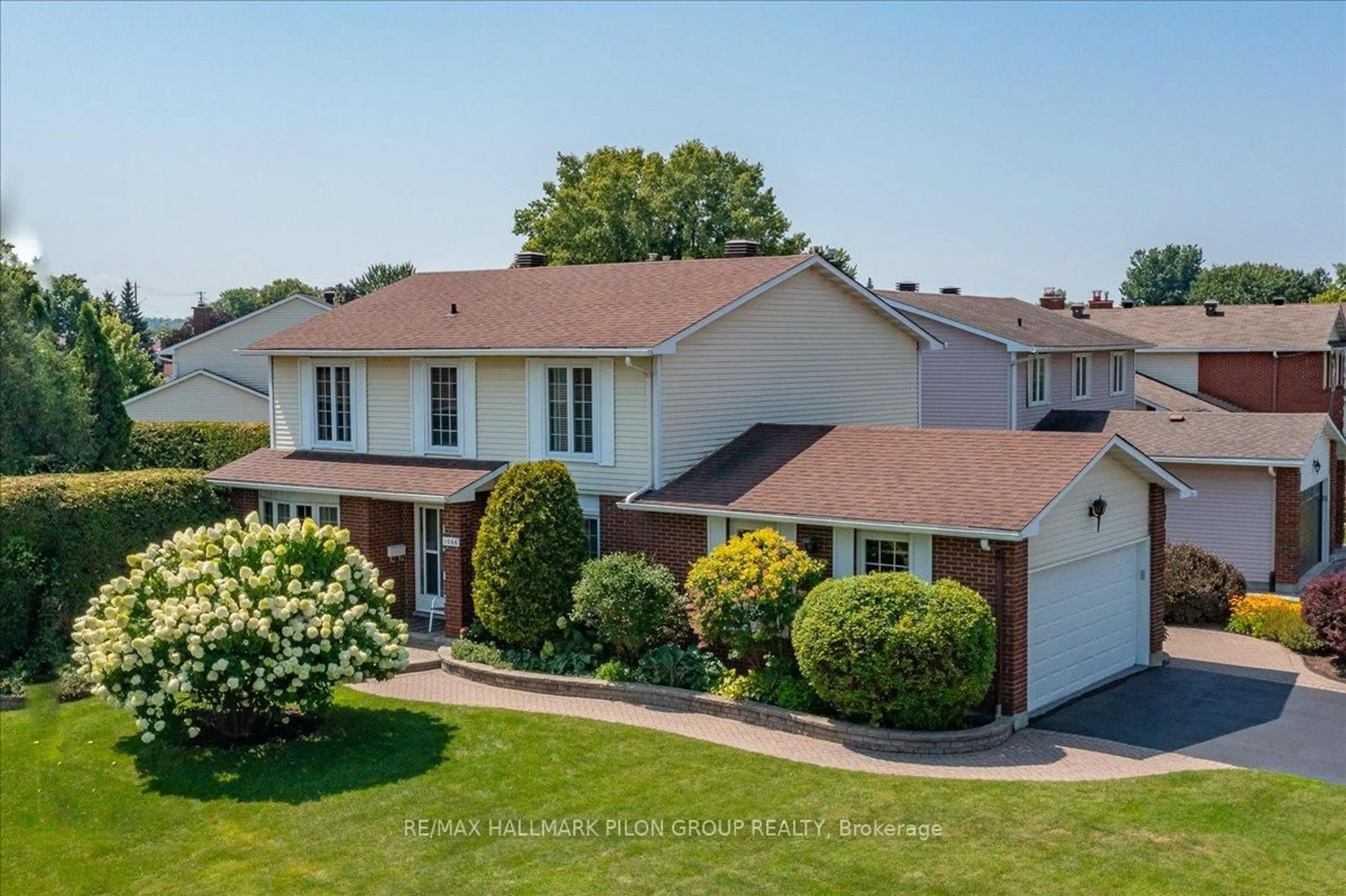 A pic from outside/outdoor area/front of a property/back of a property/a pic from drone, unknown for 1066 Taffy Lane, Ottawa Ontario K1C 1Y5