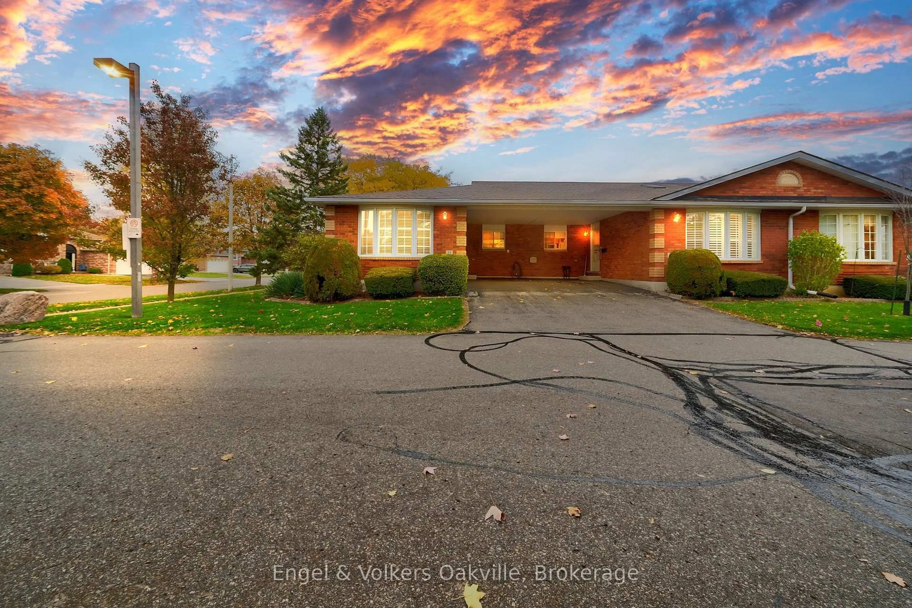 A pic from outside/outdoor area/front of a property/back of a property/a pic from drone, street for 20 Courtland Dr #22, Brantford Ontario N3R 7Y2