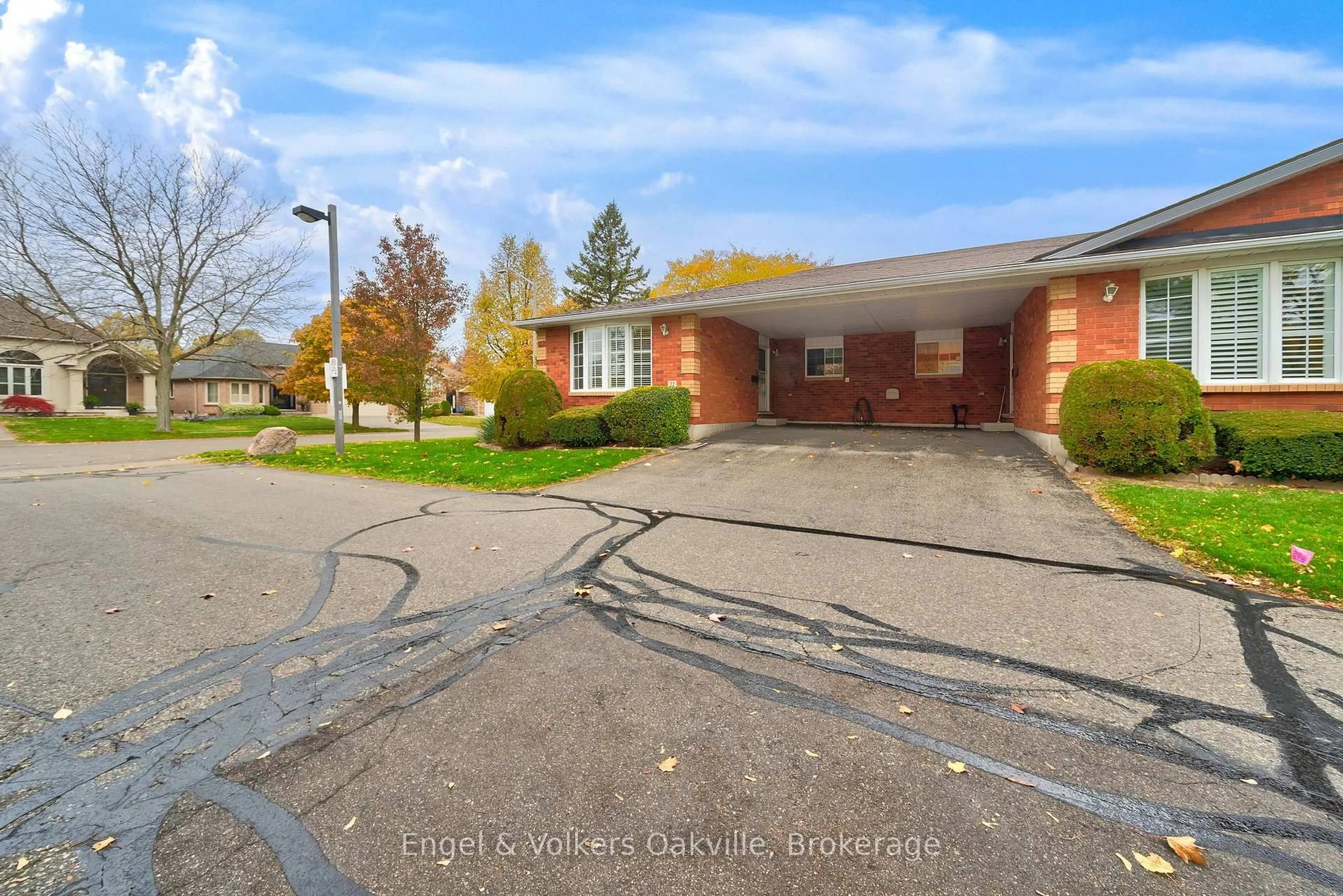 A pic from outside/outdoor area/front of a property/back of a property/a pic from drone, street for 20 Courtland Dr #22, Brantford Ontario N3R 7Y2