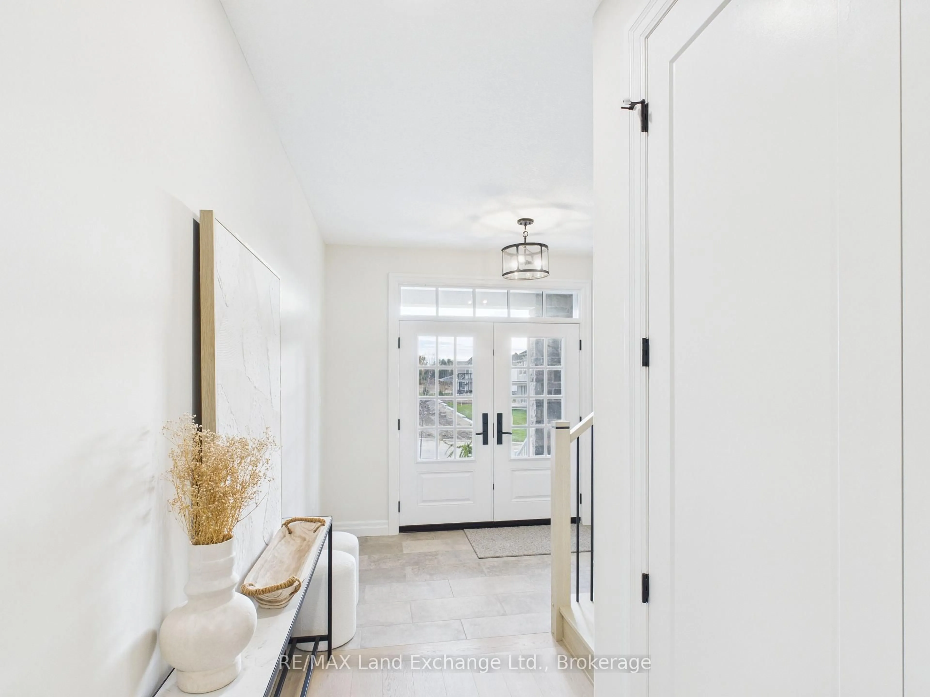 Indoor entryway for 99 INVERNESS St, Kincardine Ontario N2Z 1J4