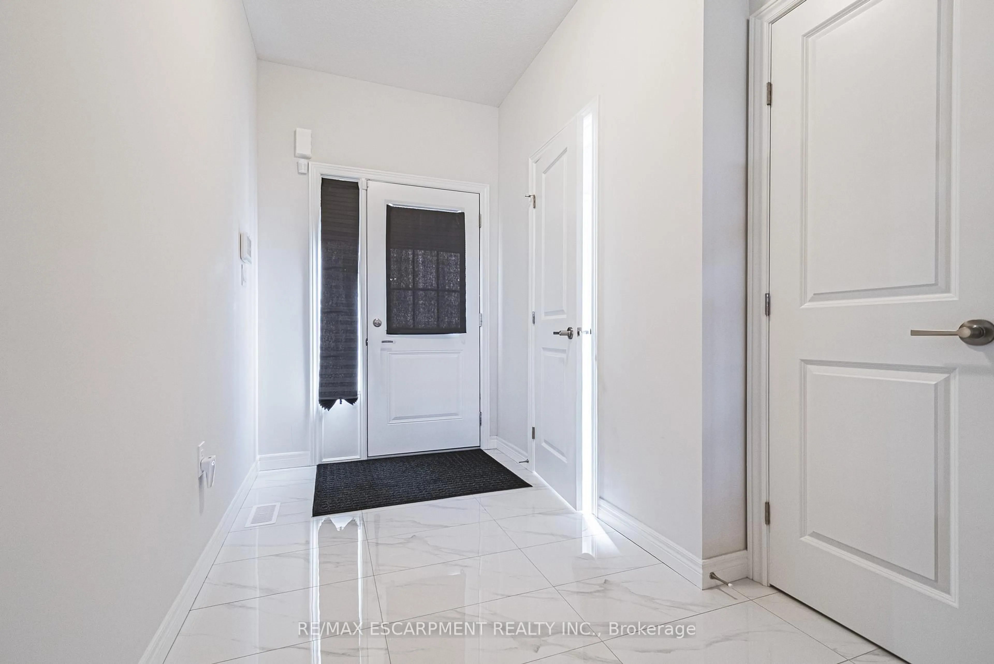 Indoor entryway for 21 Zoe Lane, Hamilton Ontario L0R 1C0