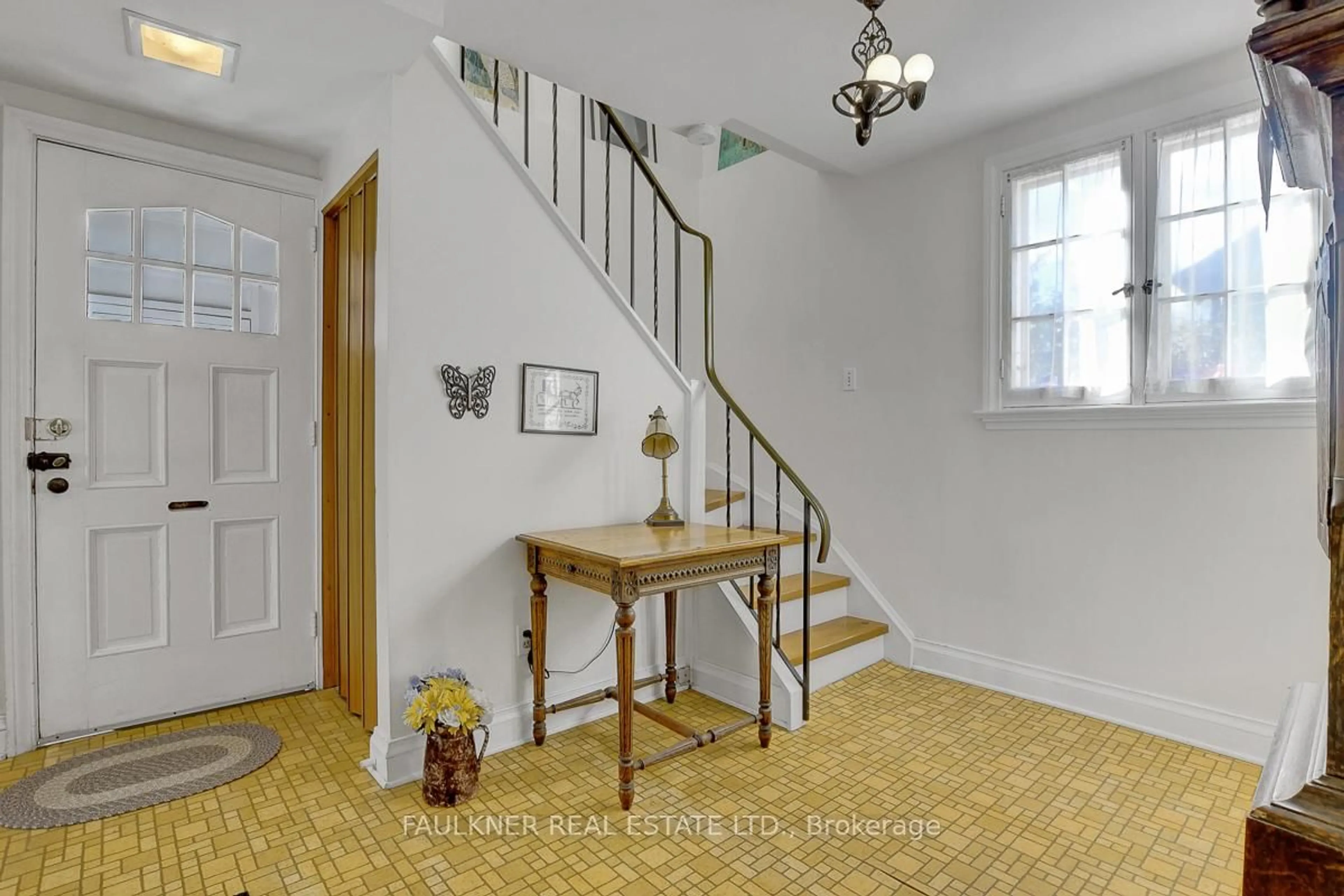 Indoor entryway for 135 Cameron Ave, Ottawa Ontario K1S 0X2