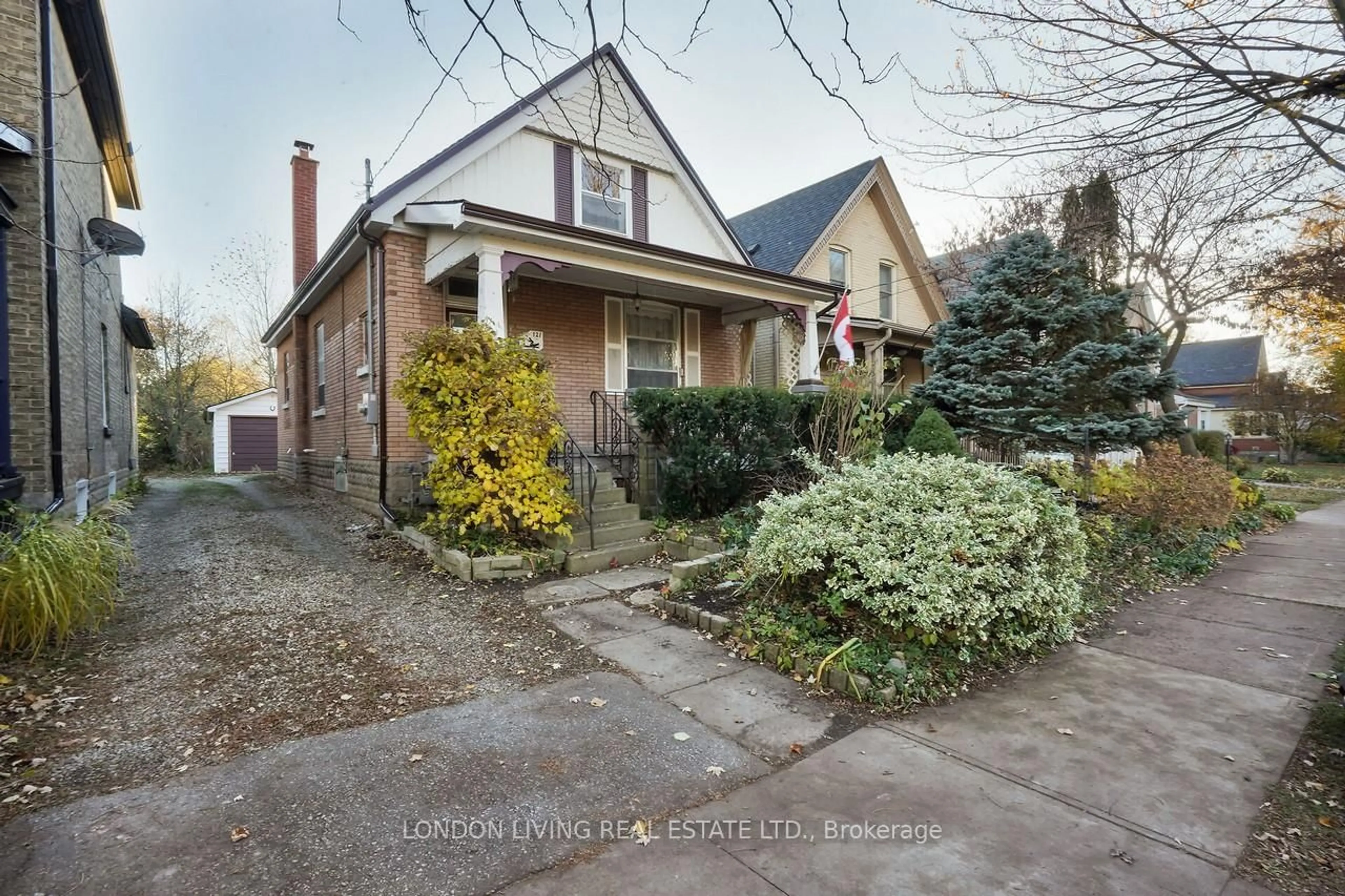 A pic from outside/outdoor area/front of a property/back of a property/a pic from drone, street for 121 Tecumseh Ave, London South Ontario N6C 1S1