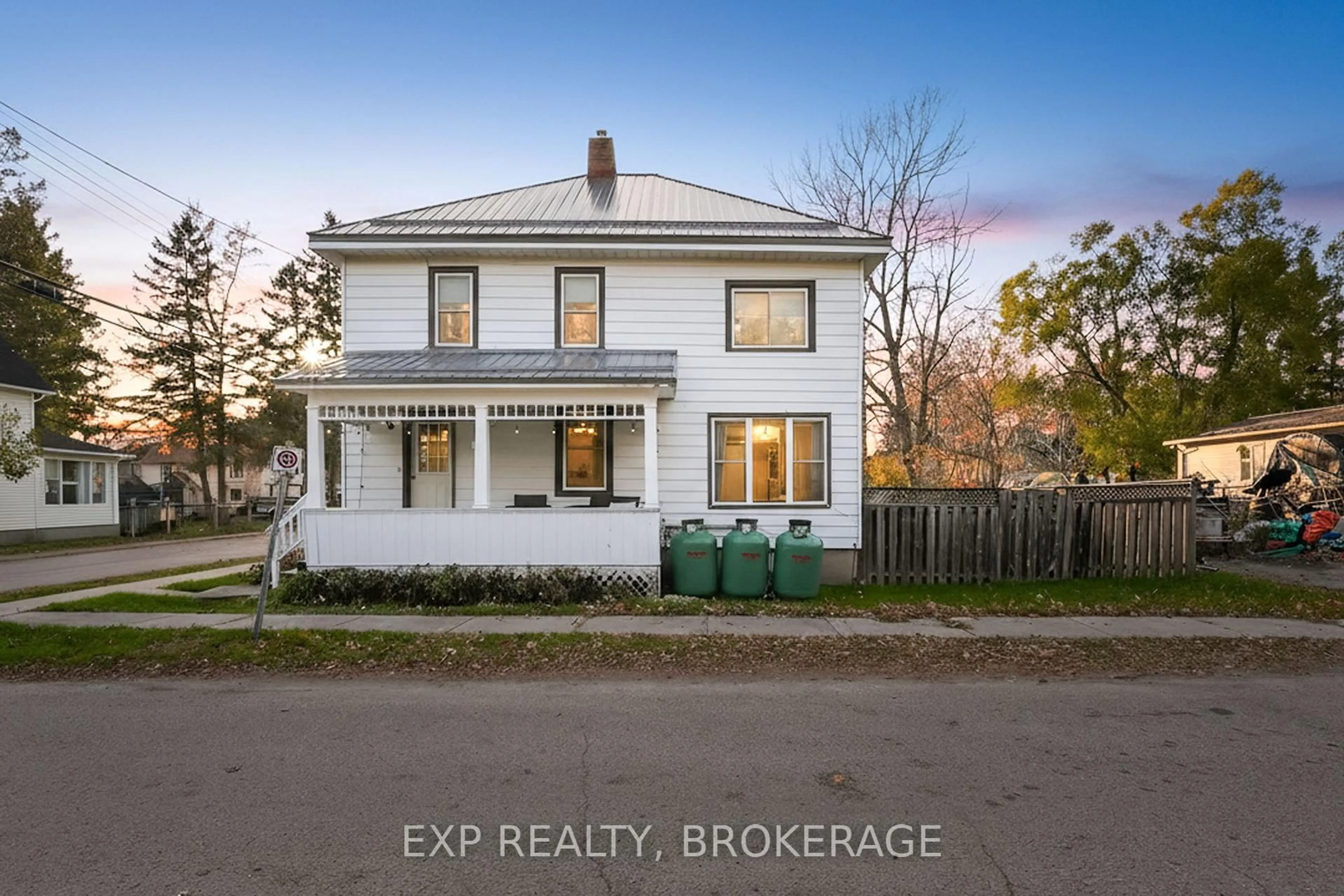 A pic from outside/outdoor area/front of a property/back of a property/a pic from drone, building for 10 Miller St, Leeds and the Thousand Islands Ontario K0E 1L0