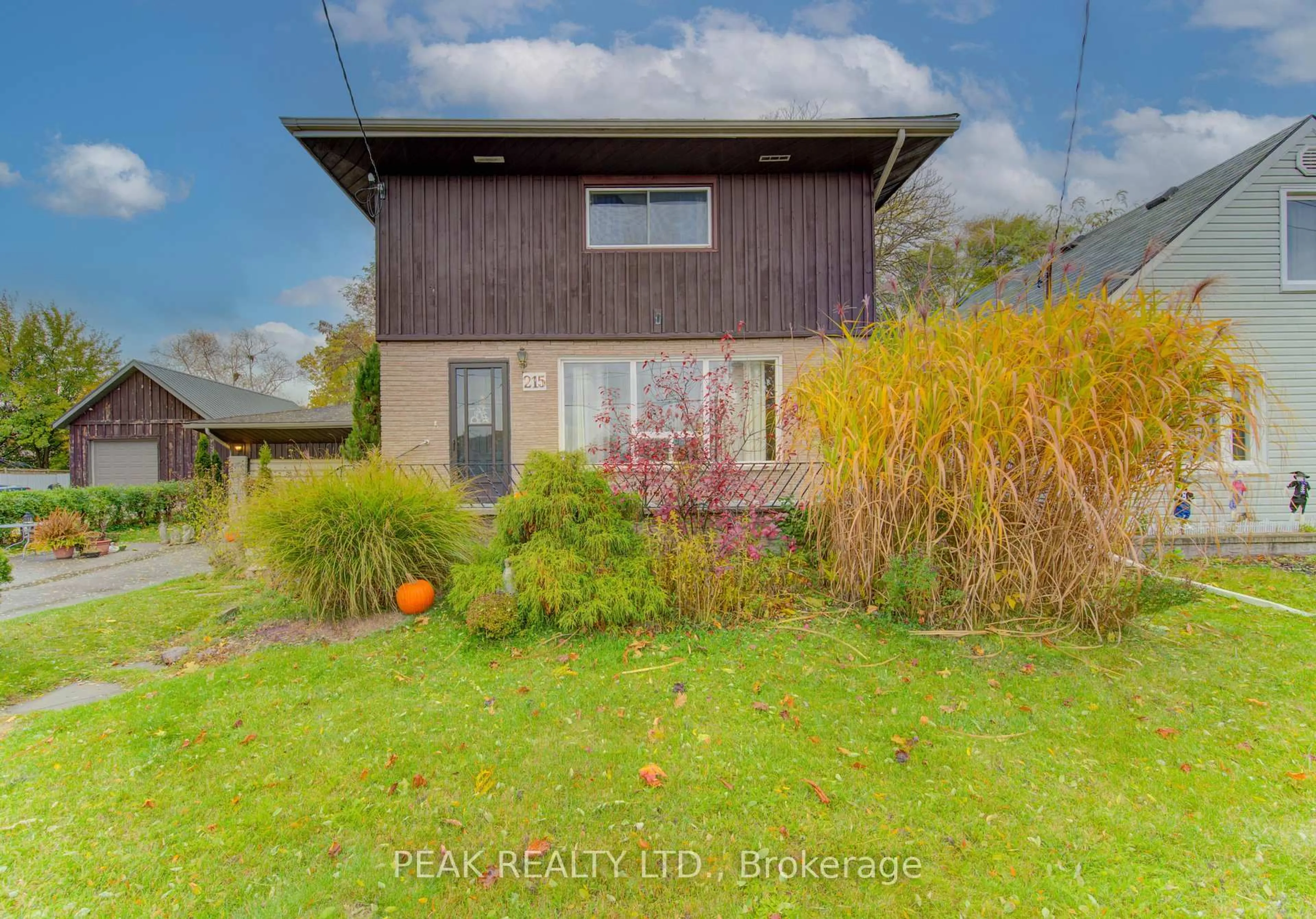 A pic from outside/outdoor area/front of a property/back of a property/a pic from drone, unknown for 215 Lancaster St, Kitchener Ontario N2H 4T9