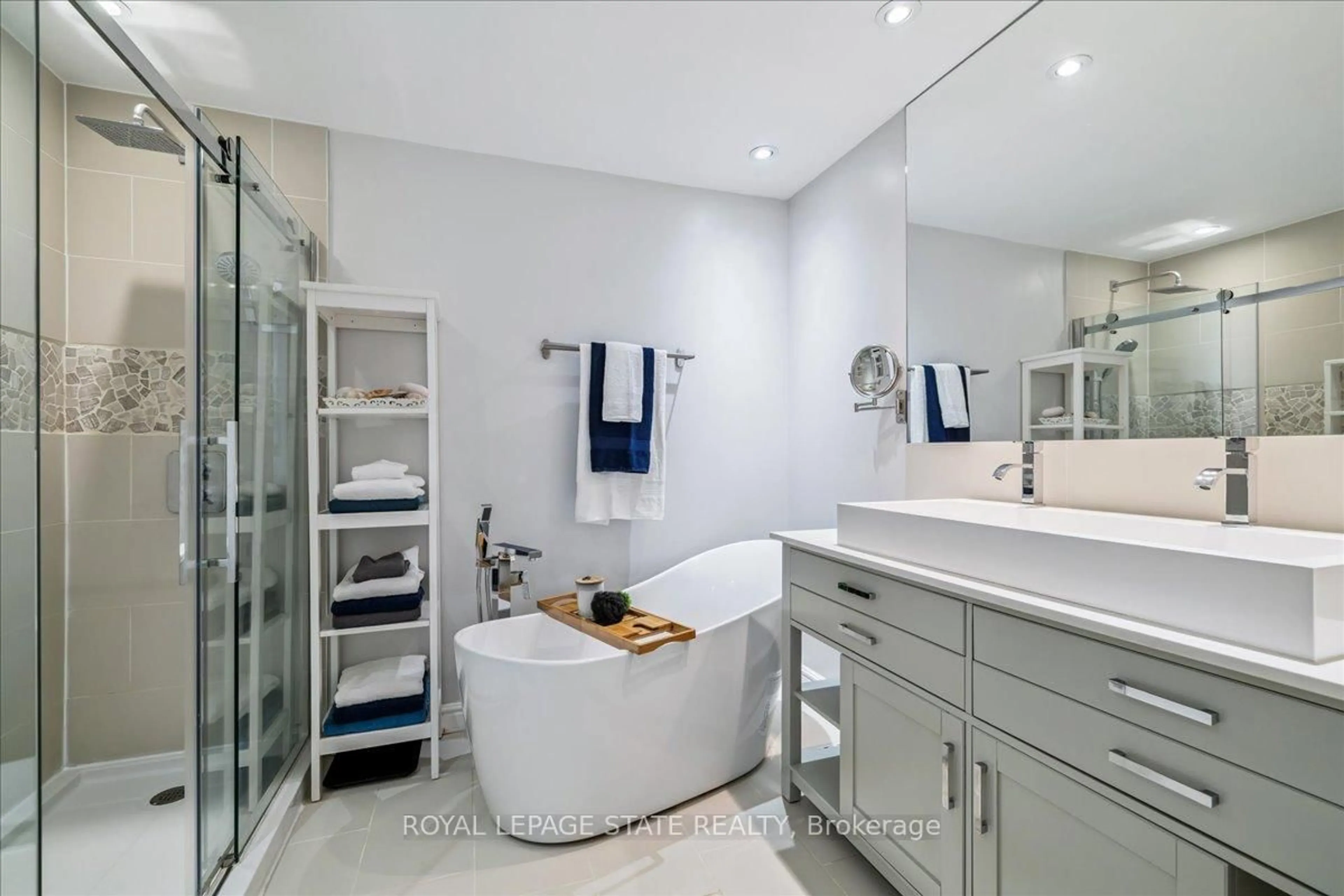 Contemporary bathroom, ceramic/tile floor for 100 Beddoe Dr #51, Hamilton Ontario L8P 4Z2