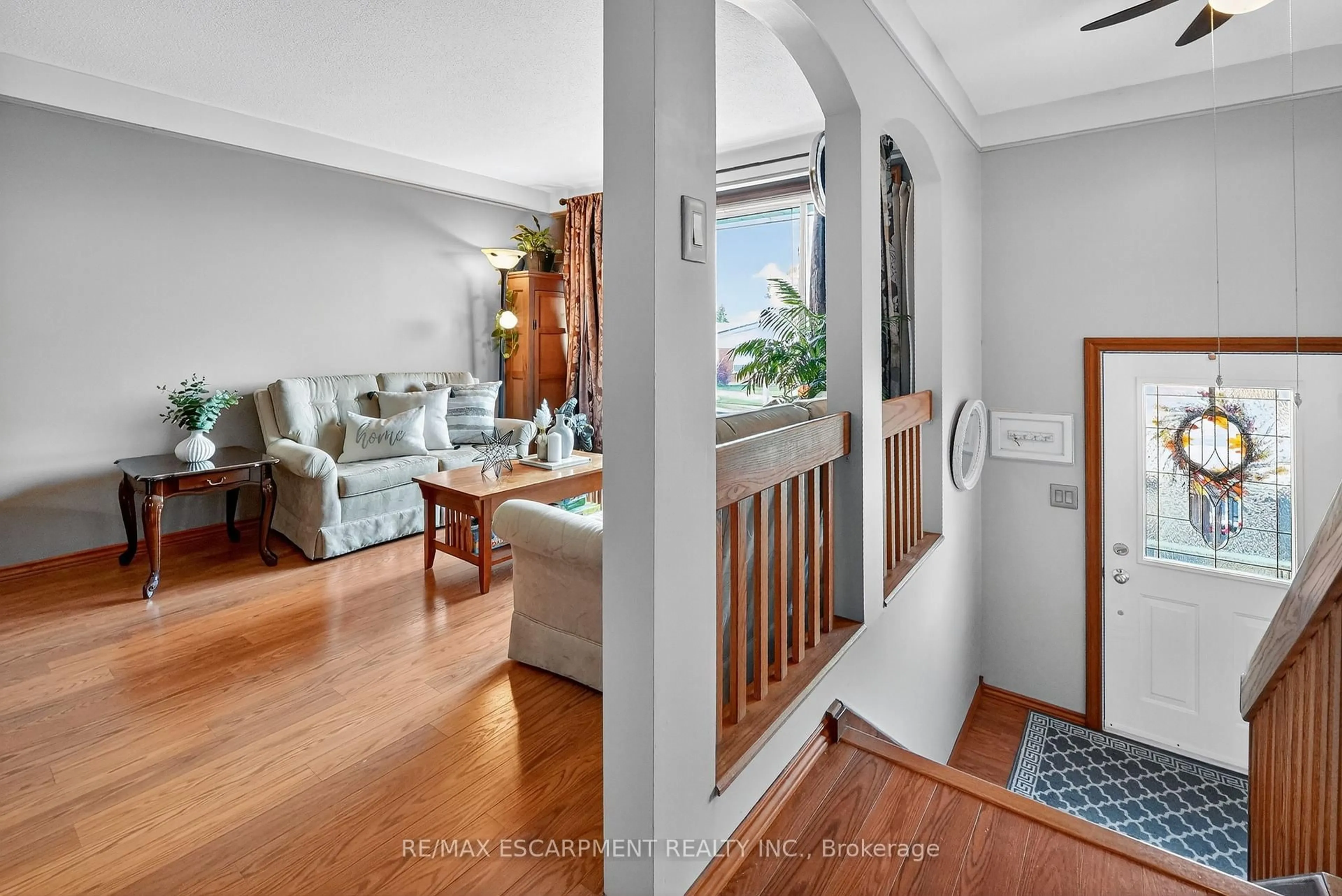 Indoor entryway for 47 Rowena Crt, Hamilton Ontario L8W 1H9