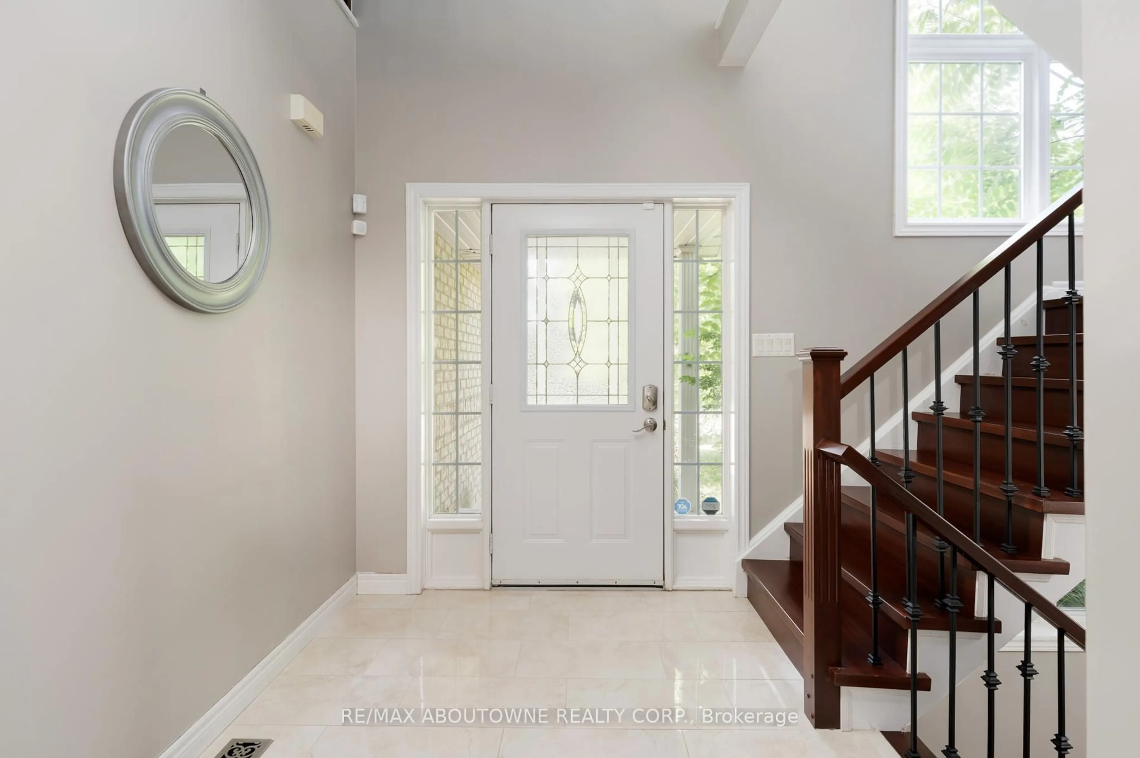 Indoor entryway for 42 Pearwood Crt, Kitchener Ontario N2P 2L1