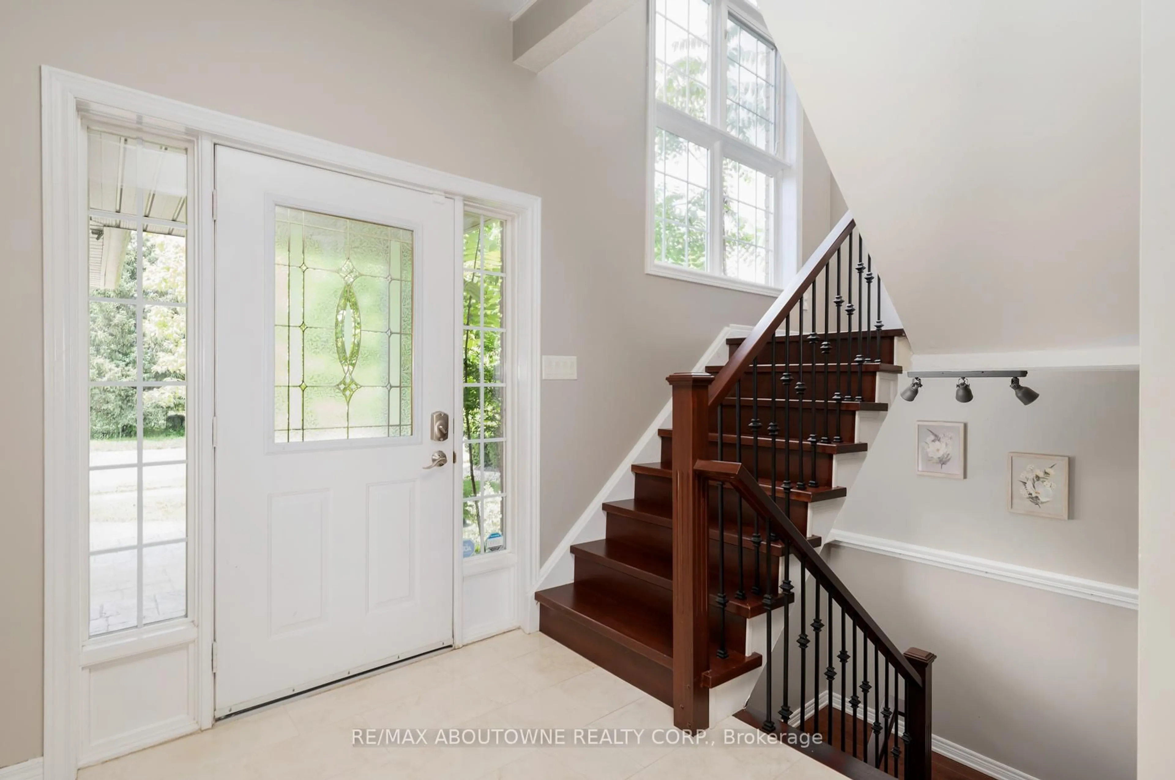 Indoor entryway for 42 Pearwood Crt, Kitchener Ontario N2P 2L1