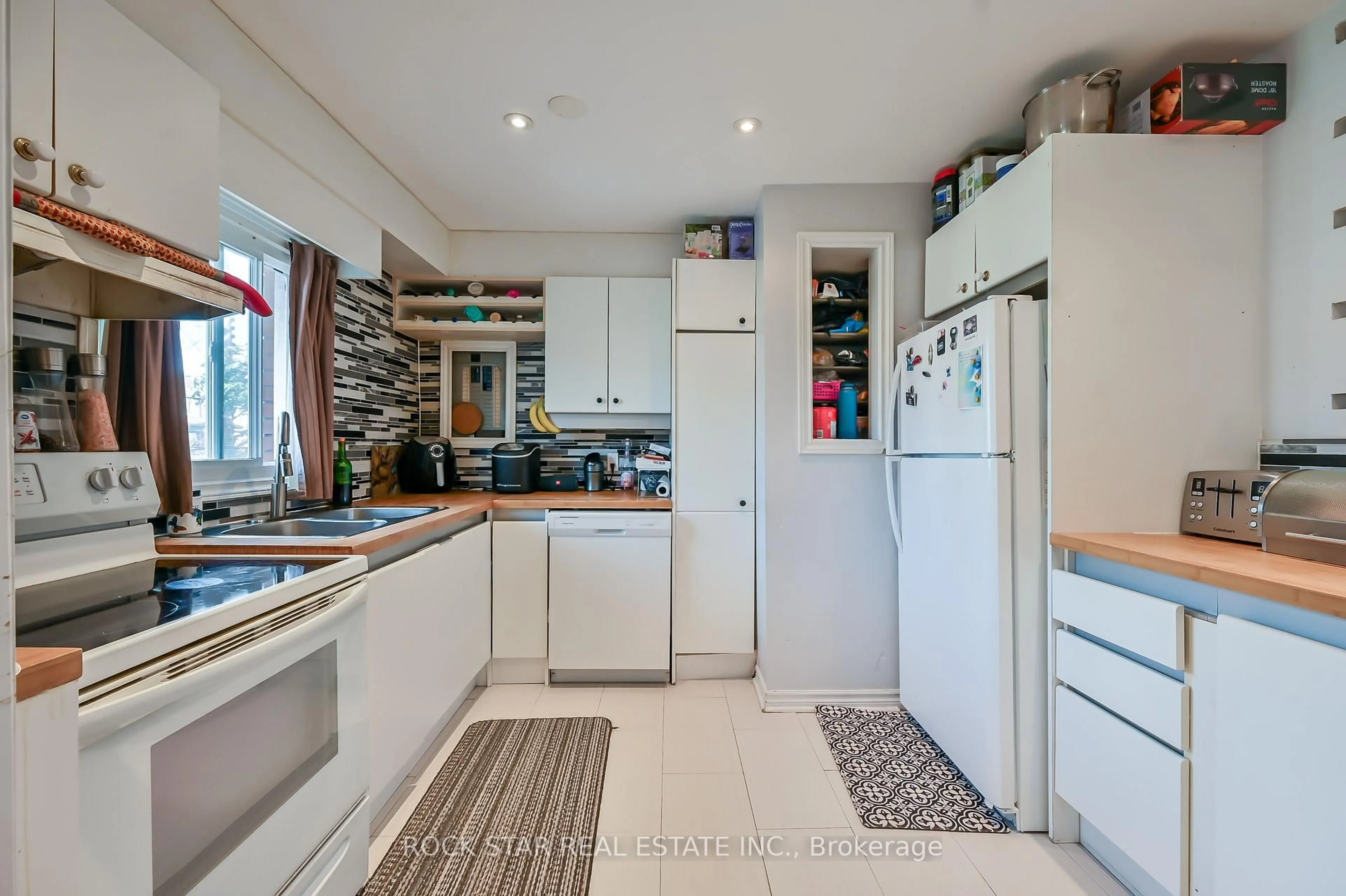 Standard kitchen, ceramic/tile floor for 139 Balsam Ave, Hamilton Ontario L8M 3B6