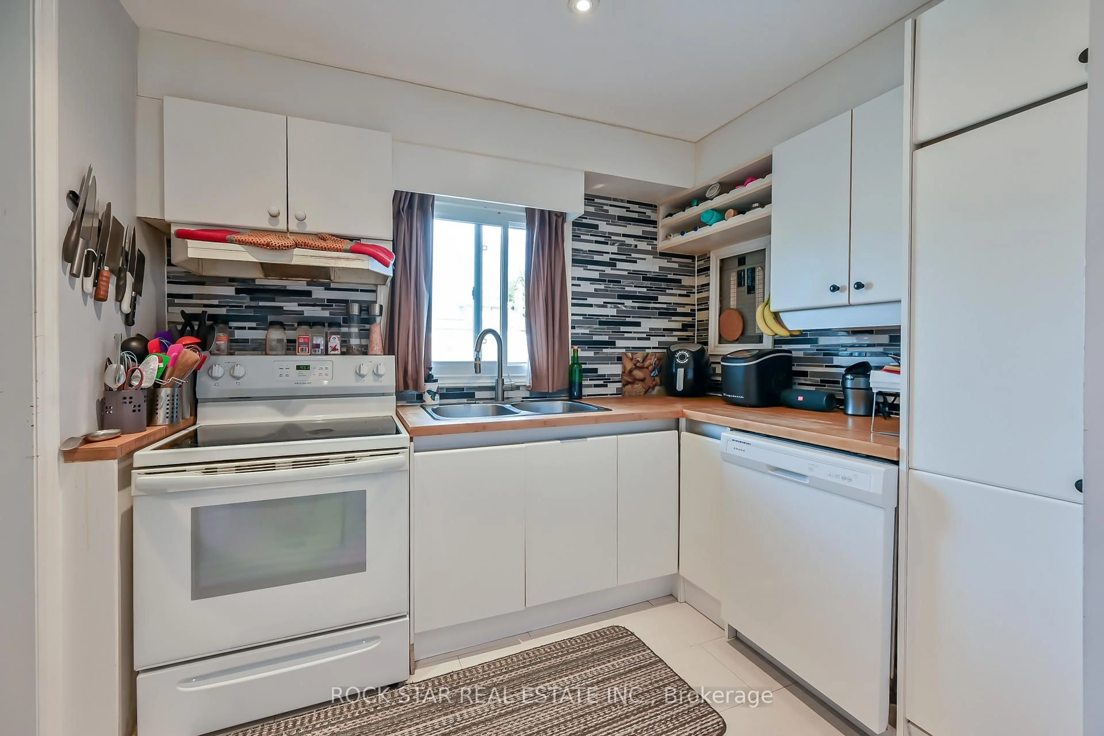 Standard kitchen, unknown for 139 Balsam Ave, Hamilton Ontario L8M 3B6