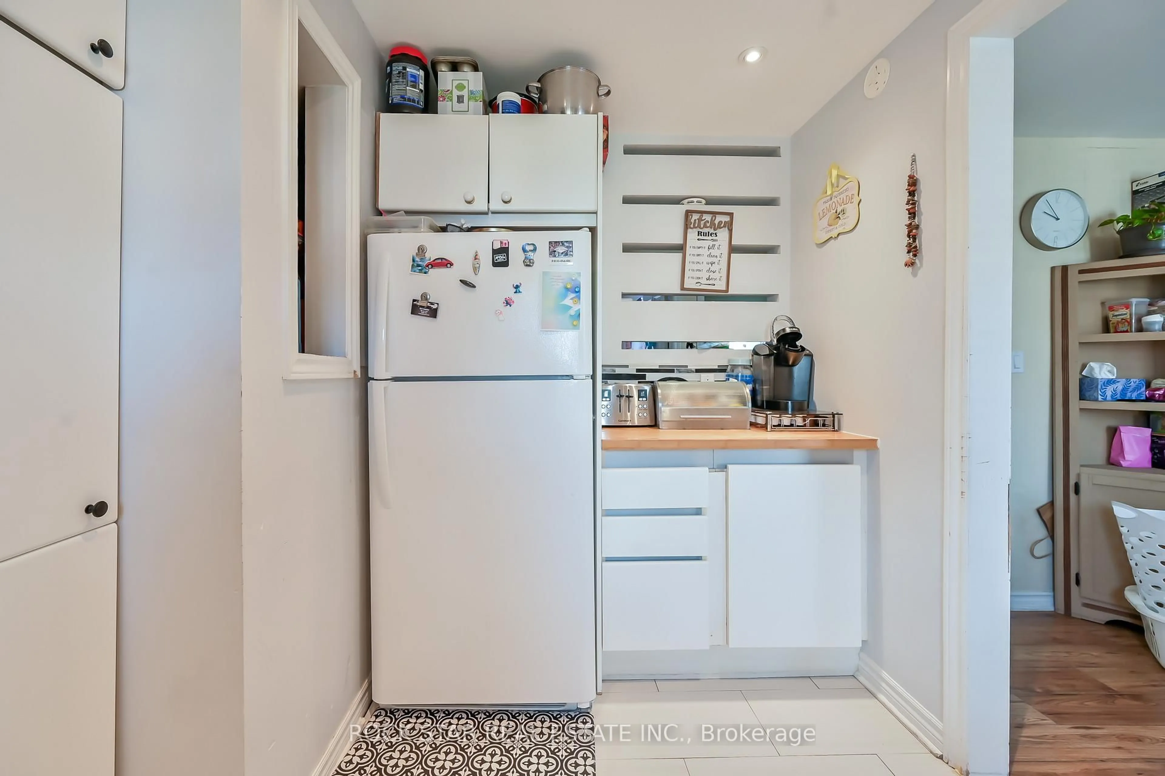 Standard kitchen, ceramic/tile floor for 139 Balsam Ave, Hamilton Ontario L8M 3B6