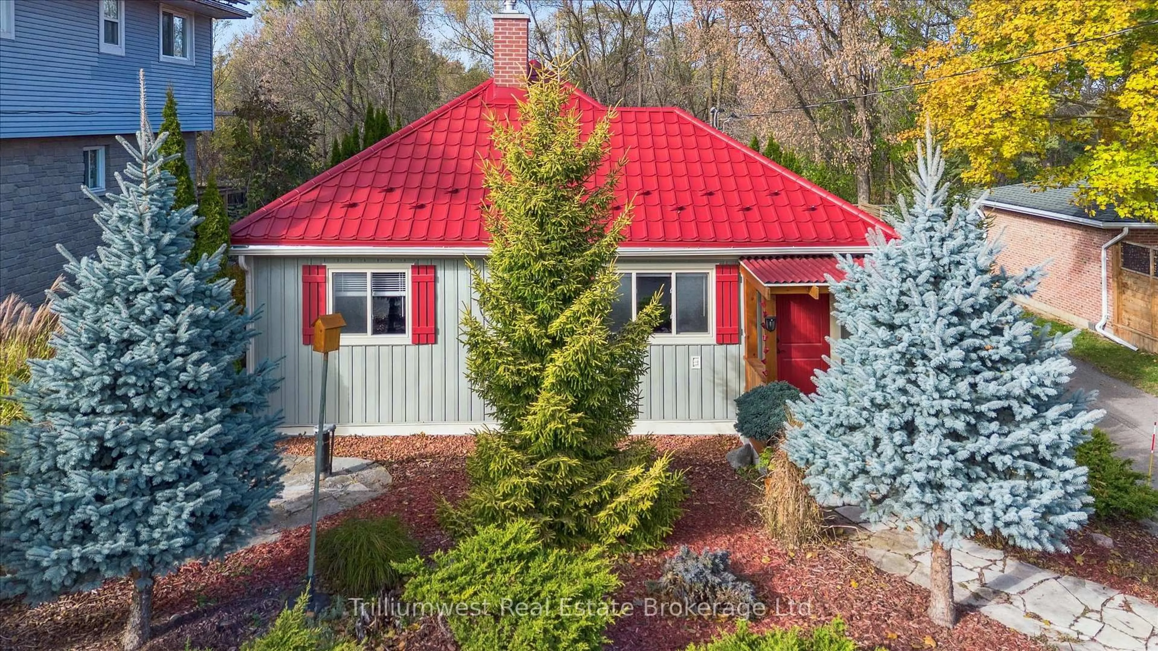 Home with vinyl exterior material, street for 32 Holly Trail, Puslinch Ontario N3C 2V4