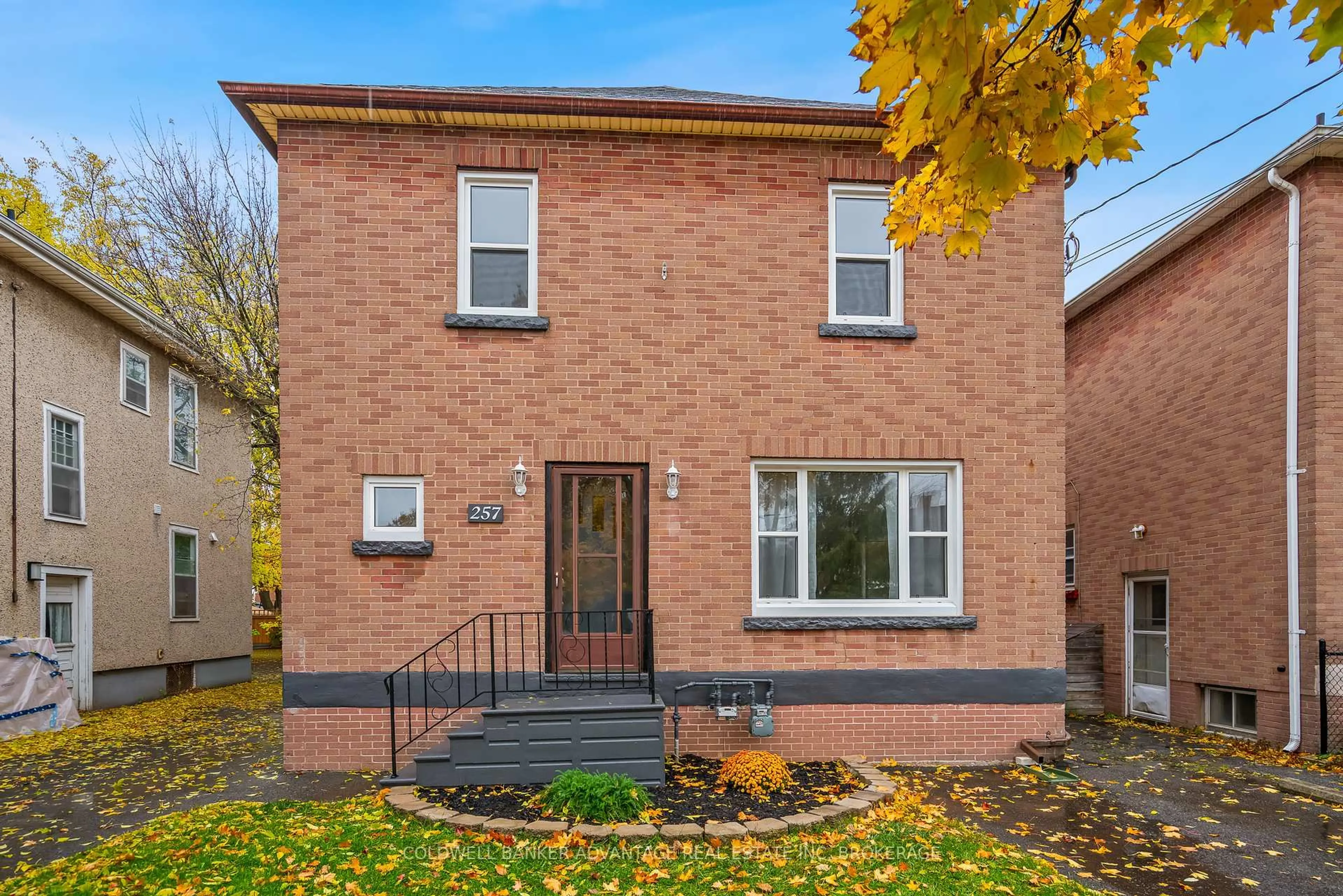 Home with brick exterior material, street for 257 Niagara St, Welland Ontario L3C 1K3