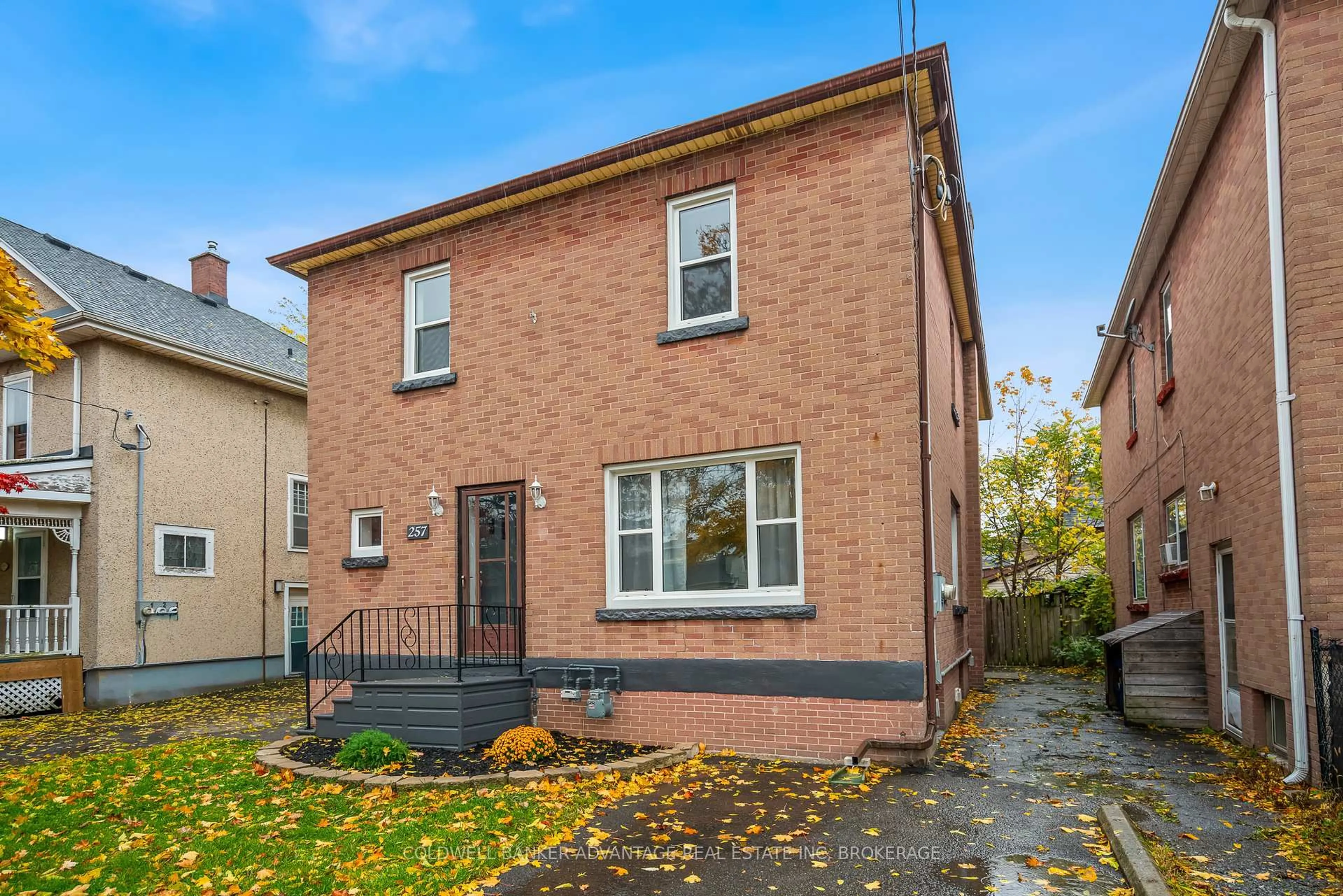 Home with brick exterior material, street for 257 Niagara St, Welland Ontario L3C 1K3