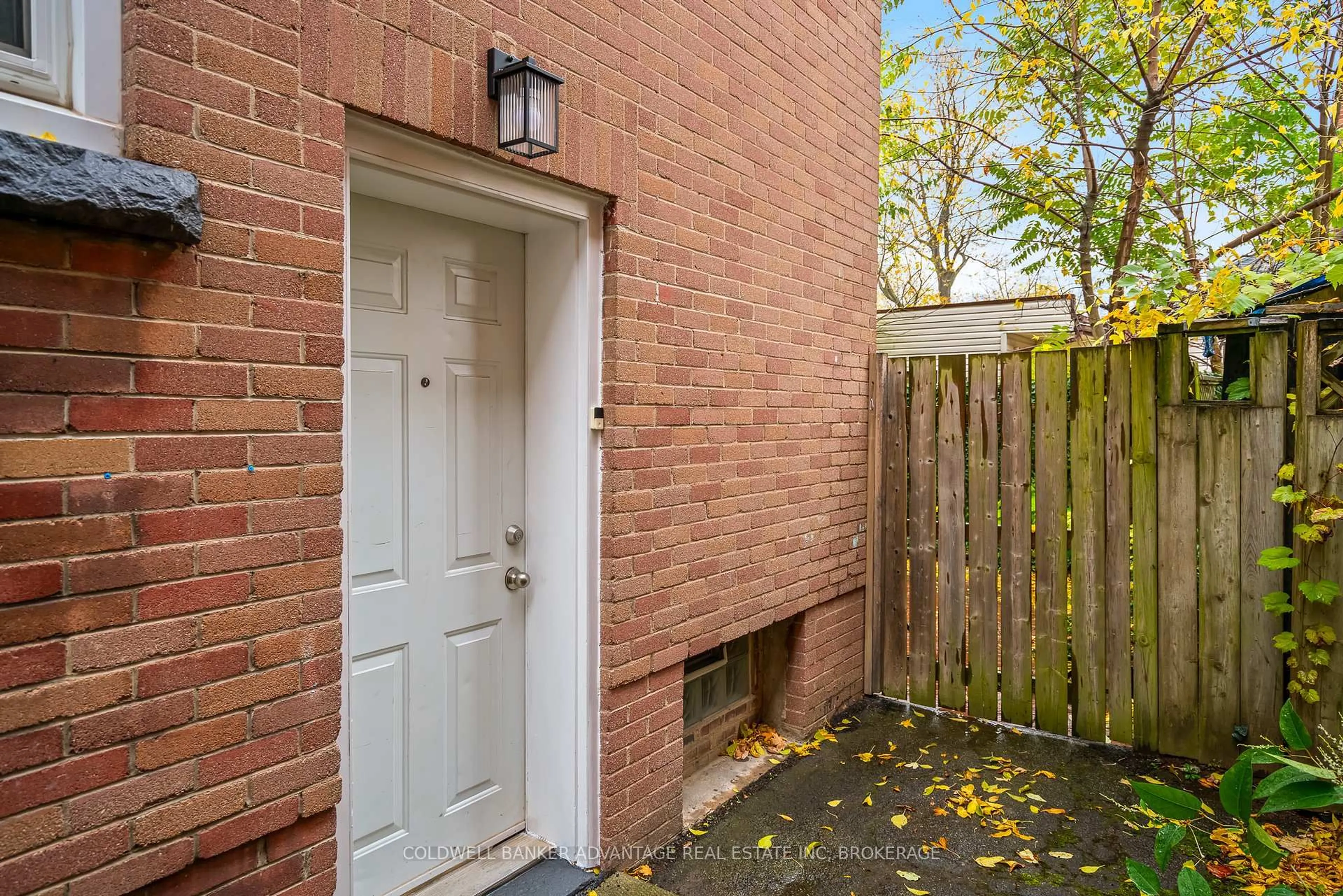 Patio, street for 257 Niagara St, Welland Ontario L3C 1K3