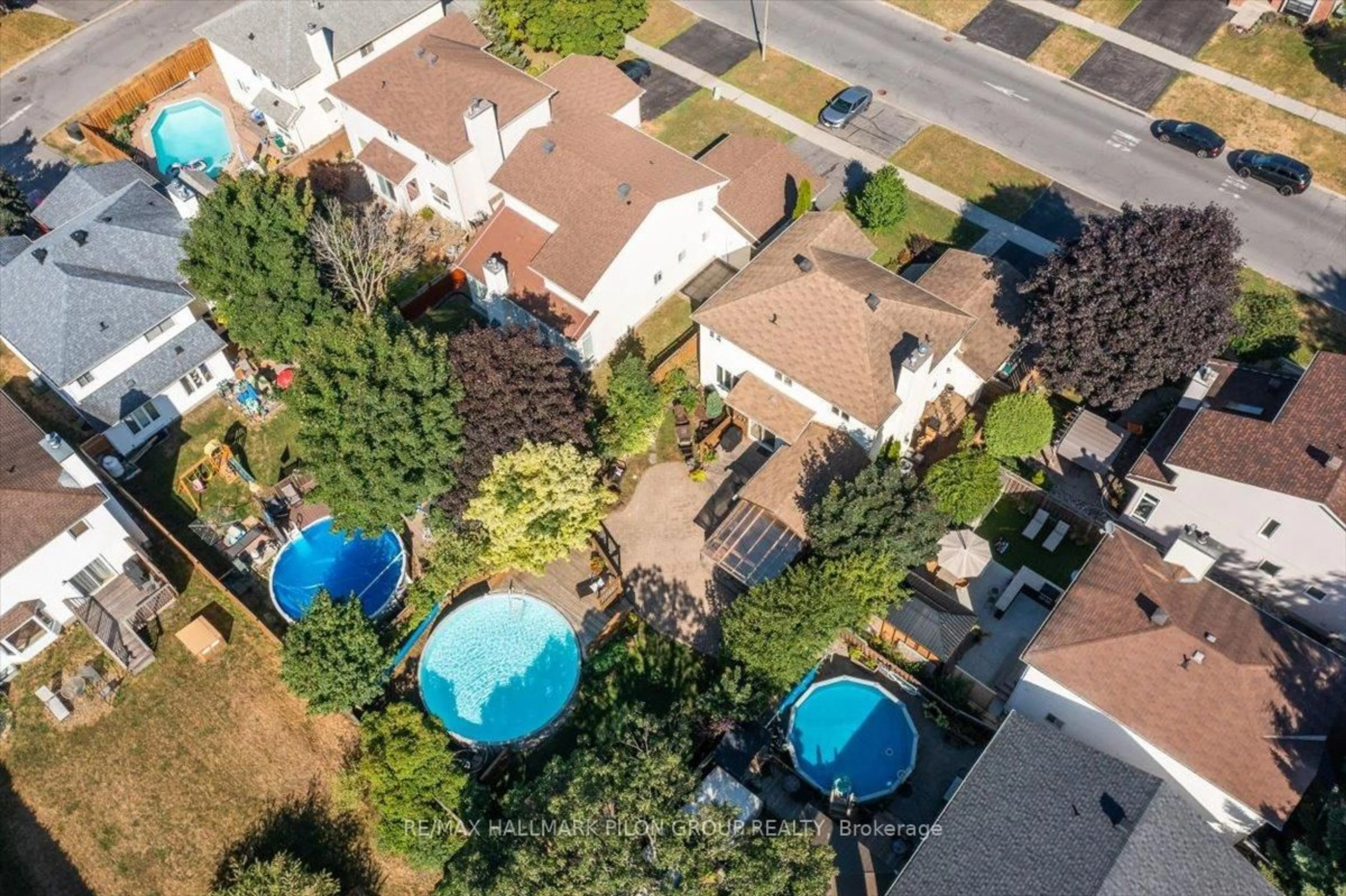 A pic from outside/outdoor area/front of a property/back of a property/a pic from drone, street for 6464 Beausejour Dr, Orleans Ontario K1C 4V8
