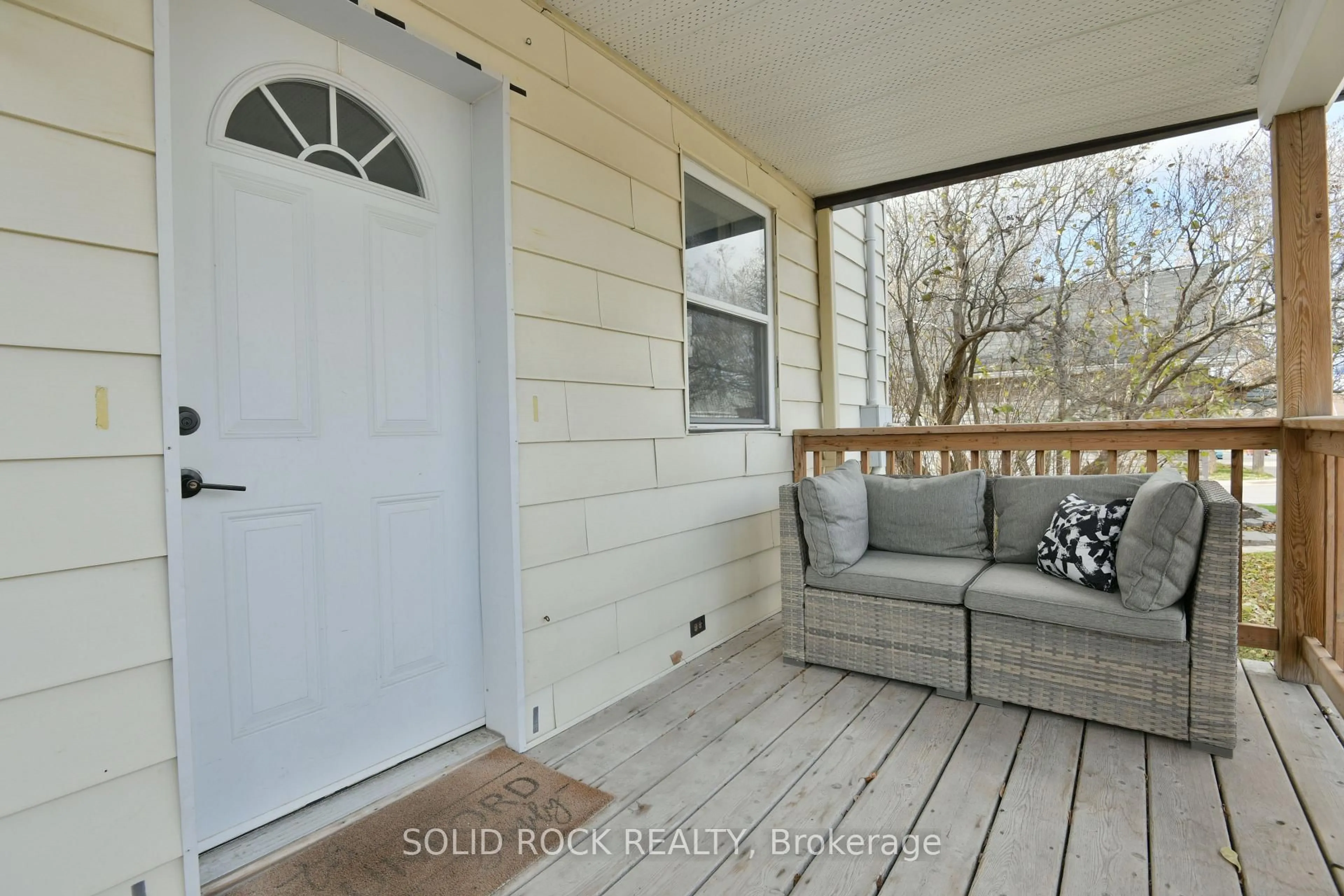 Indoor entryway for 190 Carswell St, Renfrew Ontario K7V 2G4