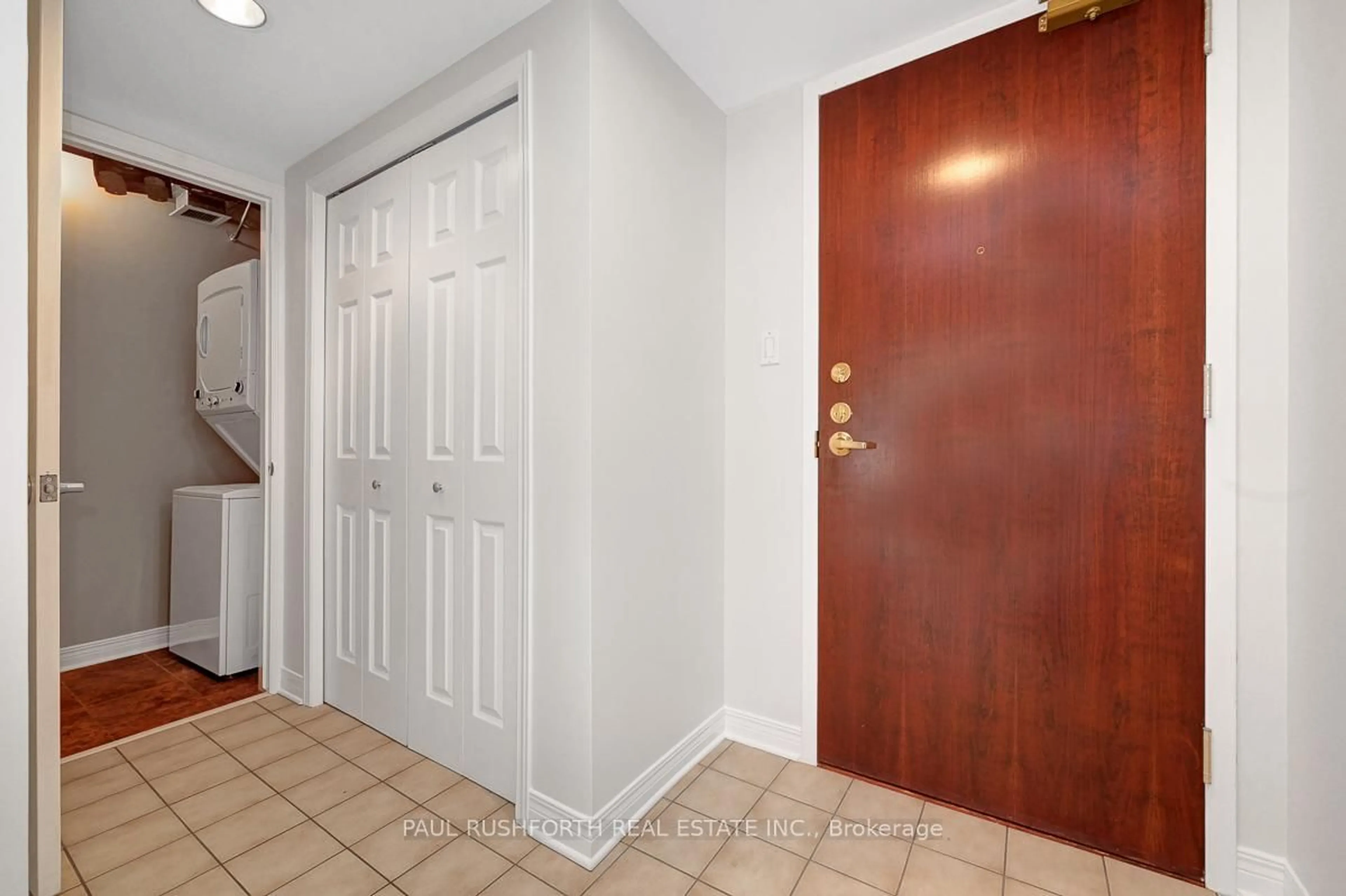 Indoor entryway for 120 Darlington Private #303, Ottawa Ontario K1V 0X5