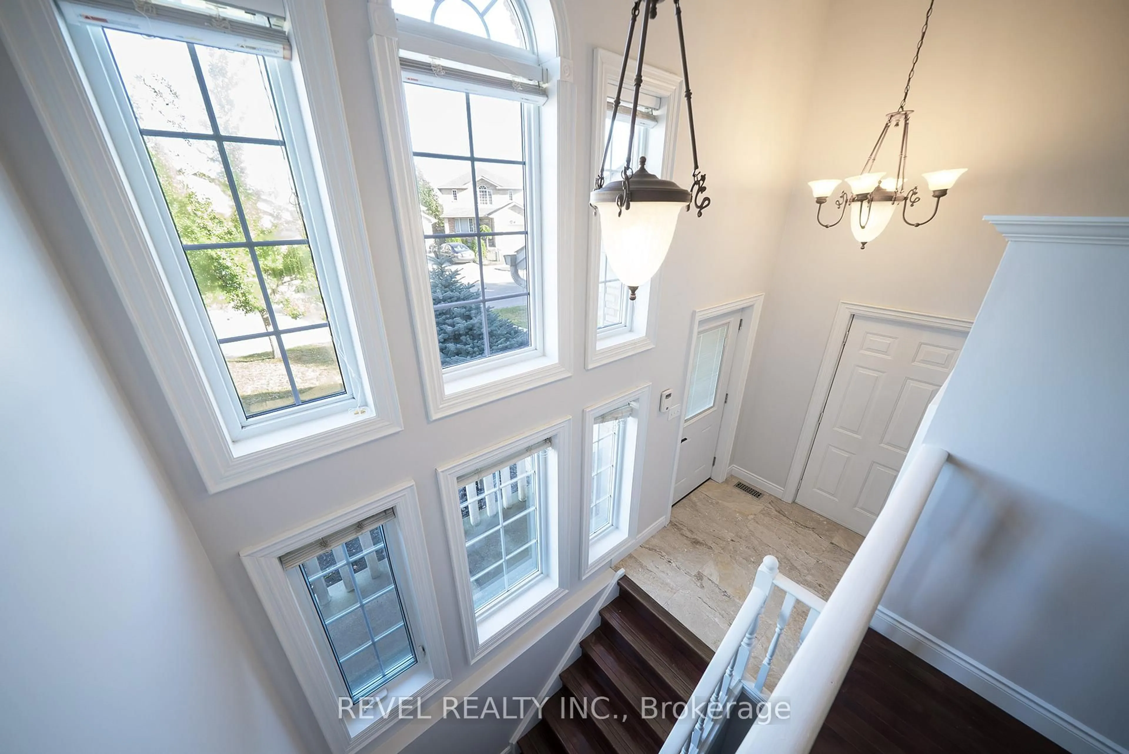 Indoor entryway for 145 Oldham St, London South Ontario N5Z 5E1