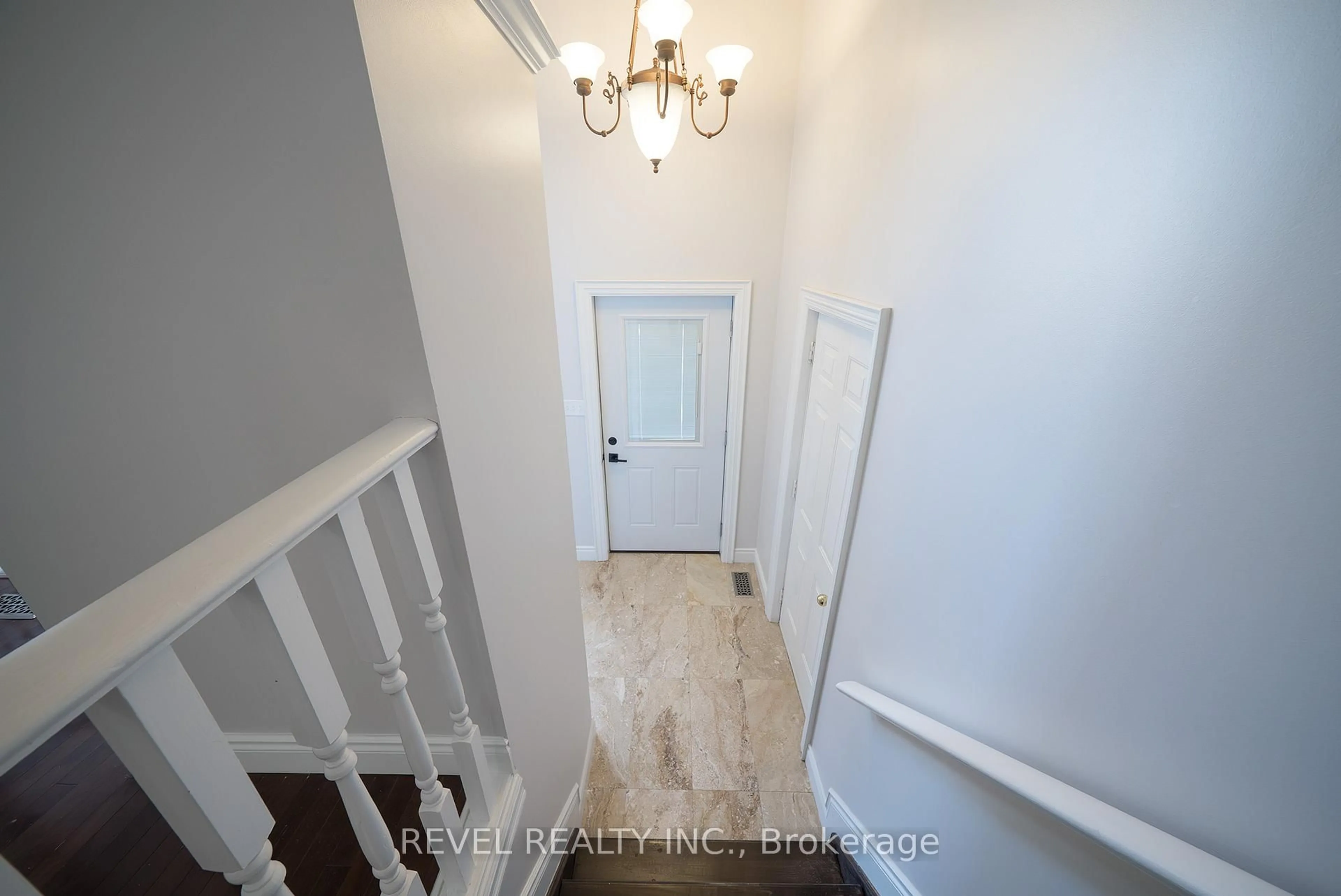 Indoor entryway for 145 Oldham St, London South Ontario N5Z 5E1