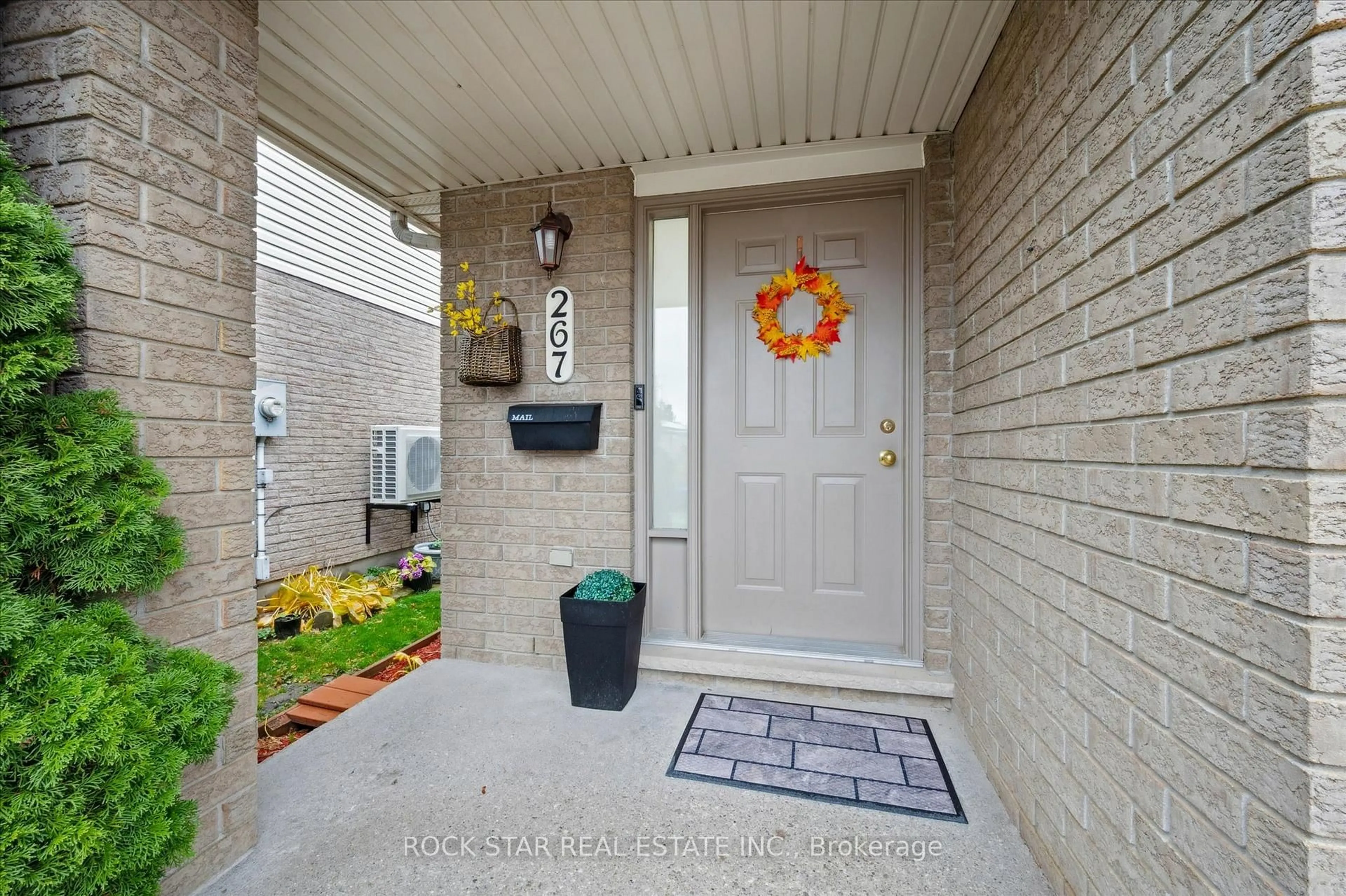 Indoor entryway for 267 Grey Fox Dr, Kitchener Ontario N2E 3N8