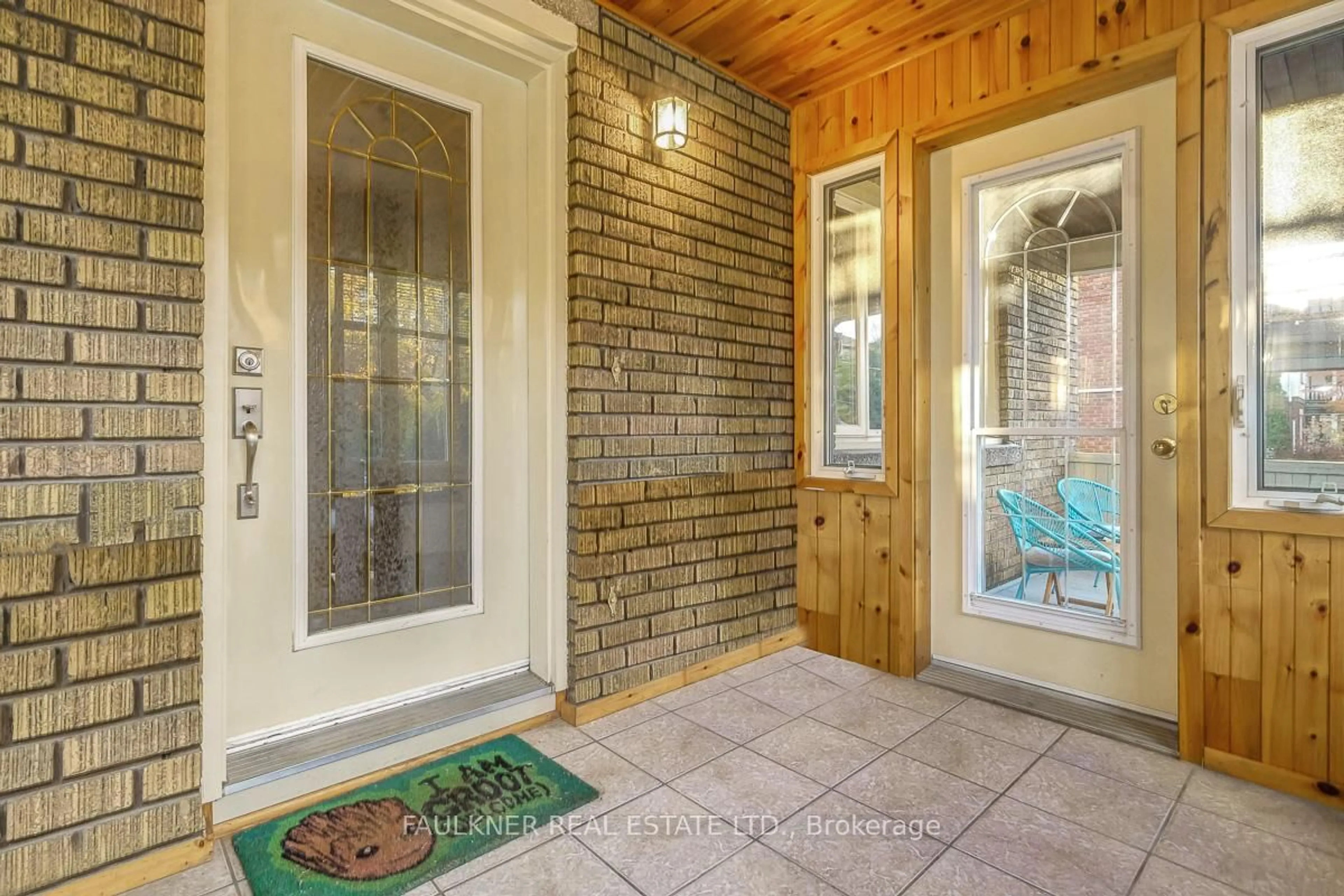 Indoor entryway for 42 Grove Ave, Ottawa Ontario K1S 3A6