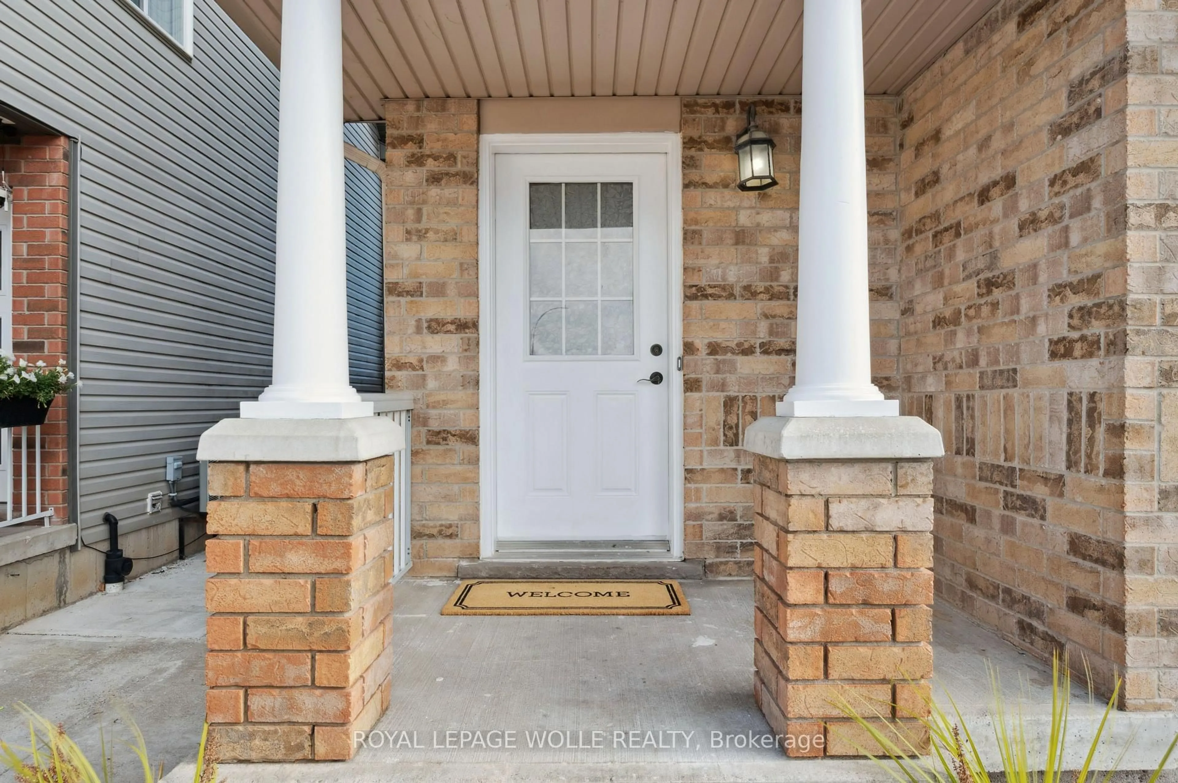 Indoor entryway for 114 Woodbine Ave, Kitchener Ontario N2R 1X4