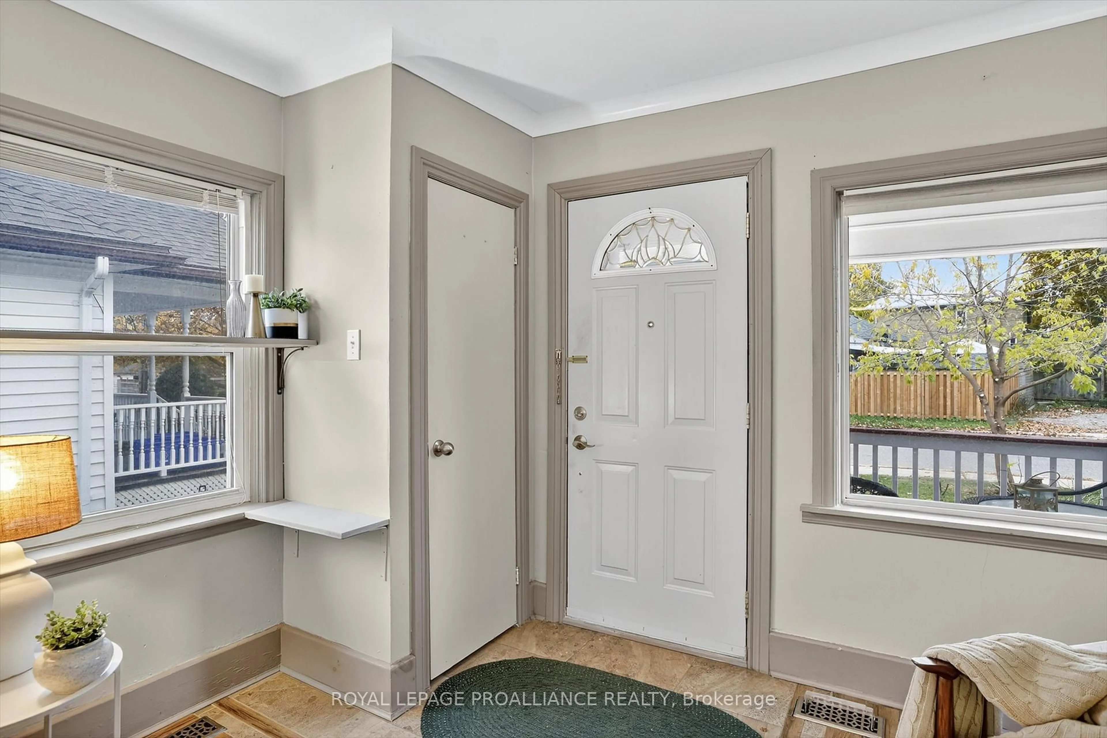 Indoor entryway for 410 Dublin St, Peterborough Ontario K9H 3C9