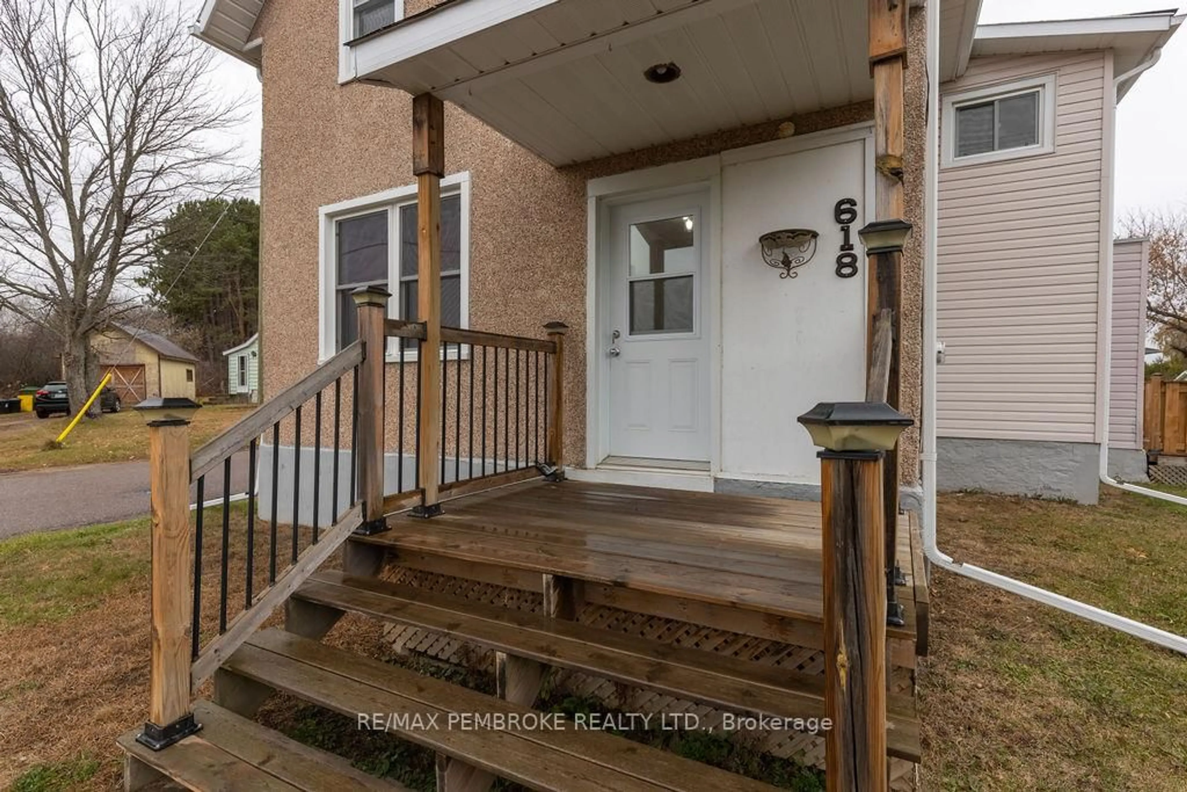 Indoor entryway for 618 ELGIN St, Laurentian Valley Ontario K8A 4H2