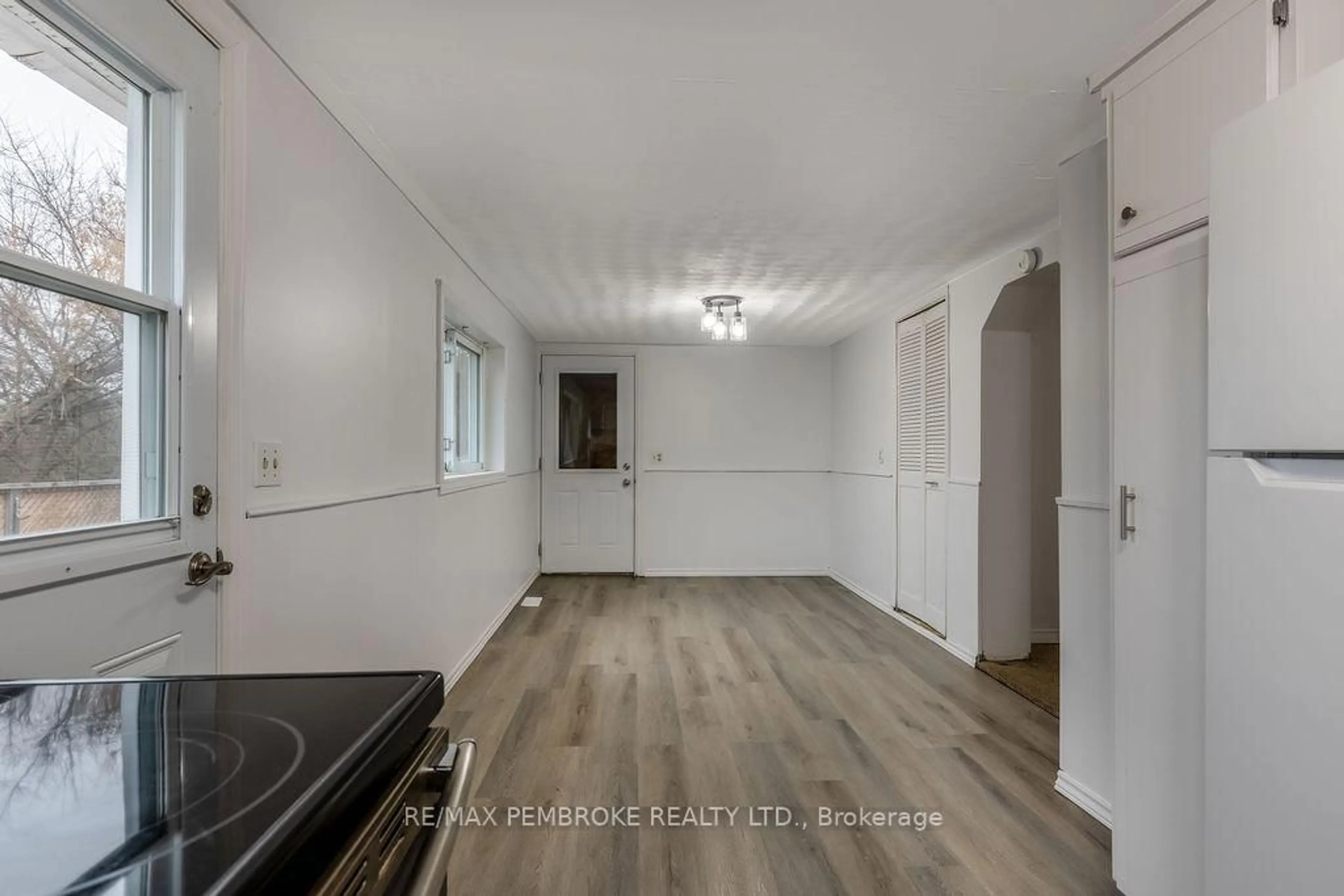 A pic of a room for 618 ELGIN St, Laurentian Valley Ontario K8A 4H2