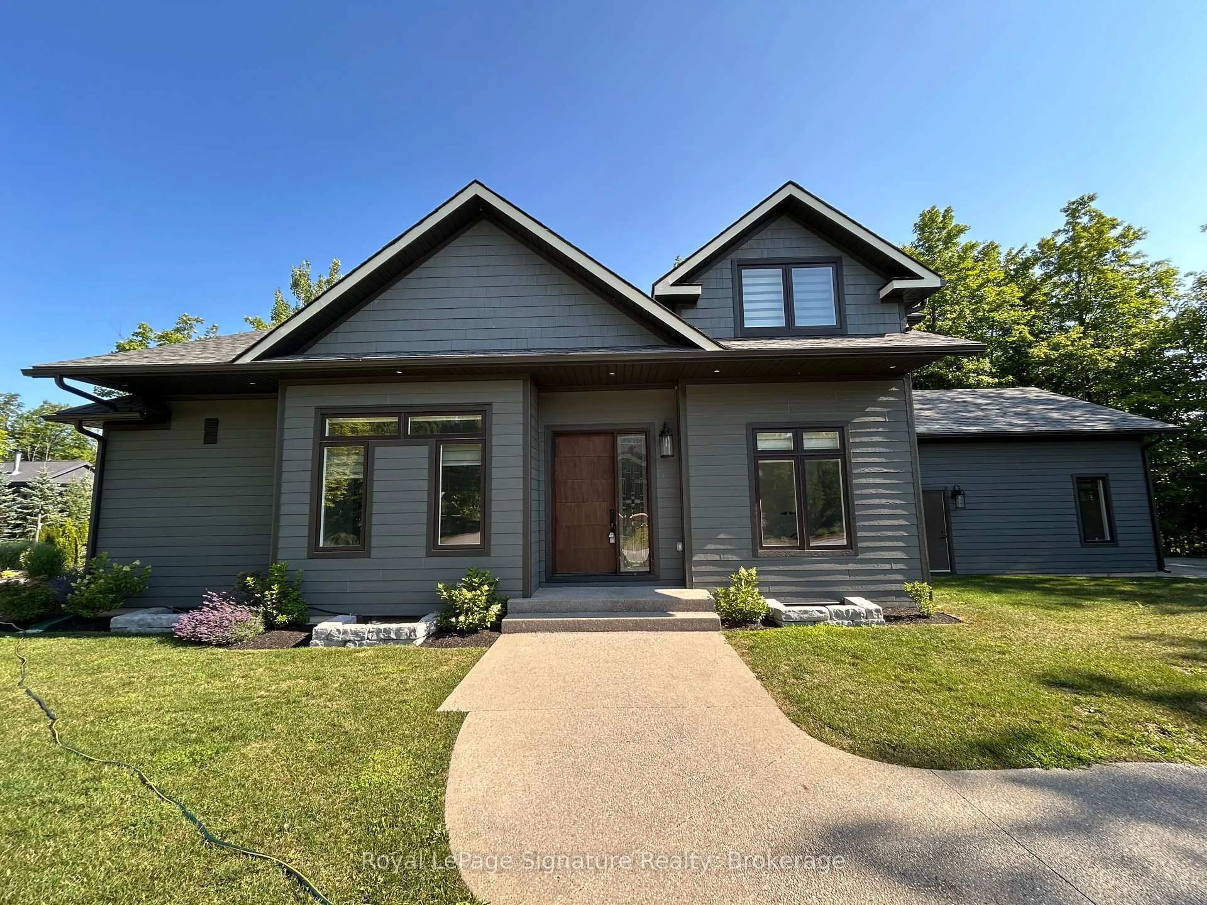 Home with vinyl exterior material, street for 115 Rankin's Cres, Blue Mountains Ontario N0H 2P0