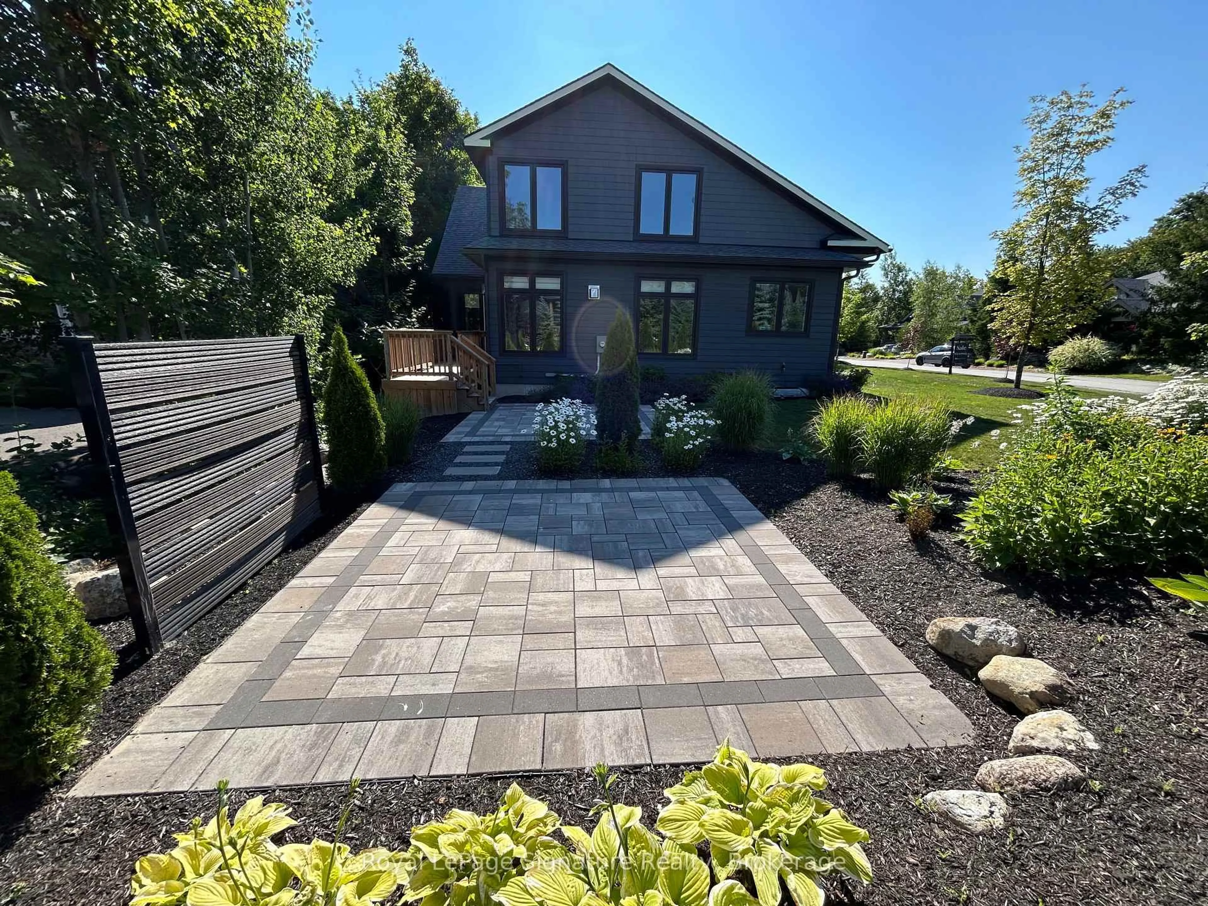 Patio, street for 115 Rankin's Cres, Blue Mountains Ontario N0H 2P0