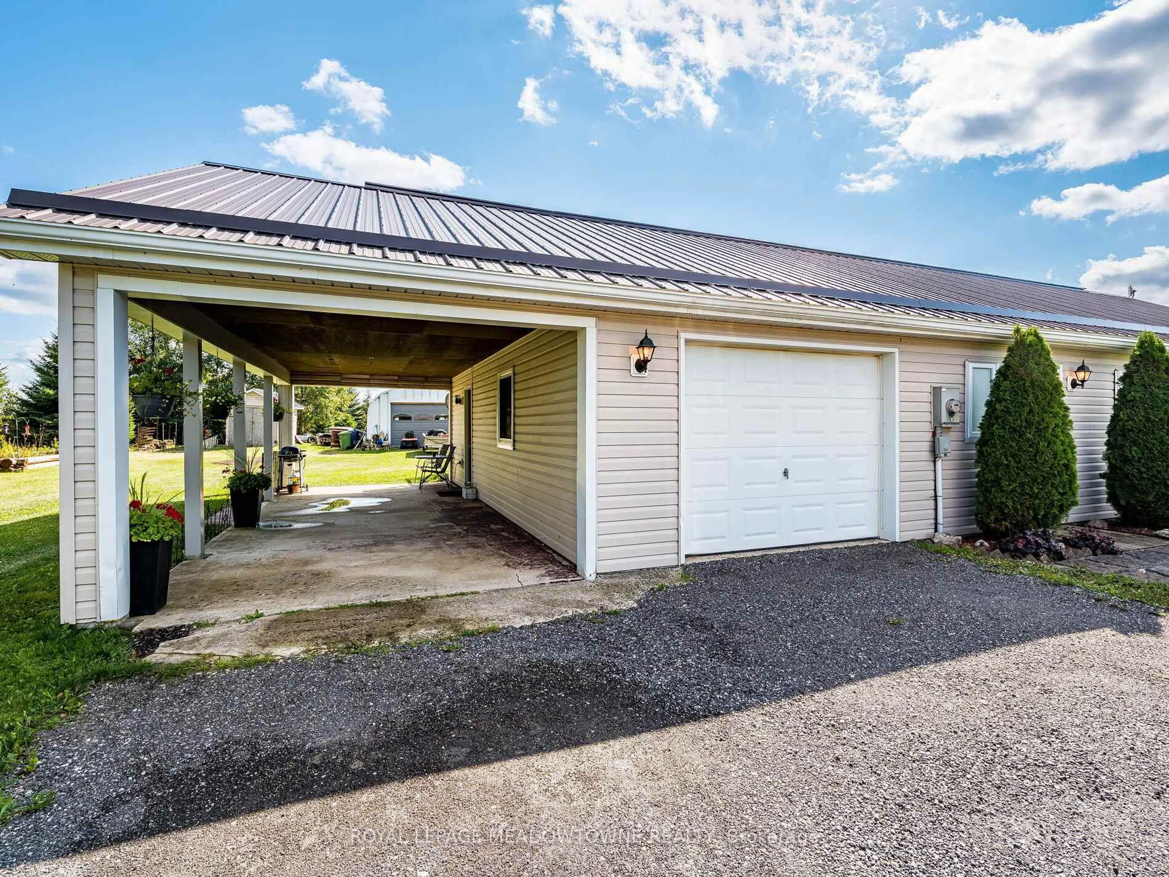 Indoor garage for 106790 Southgate Road 10, Southgate Ontario N0C 1B0