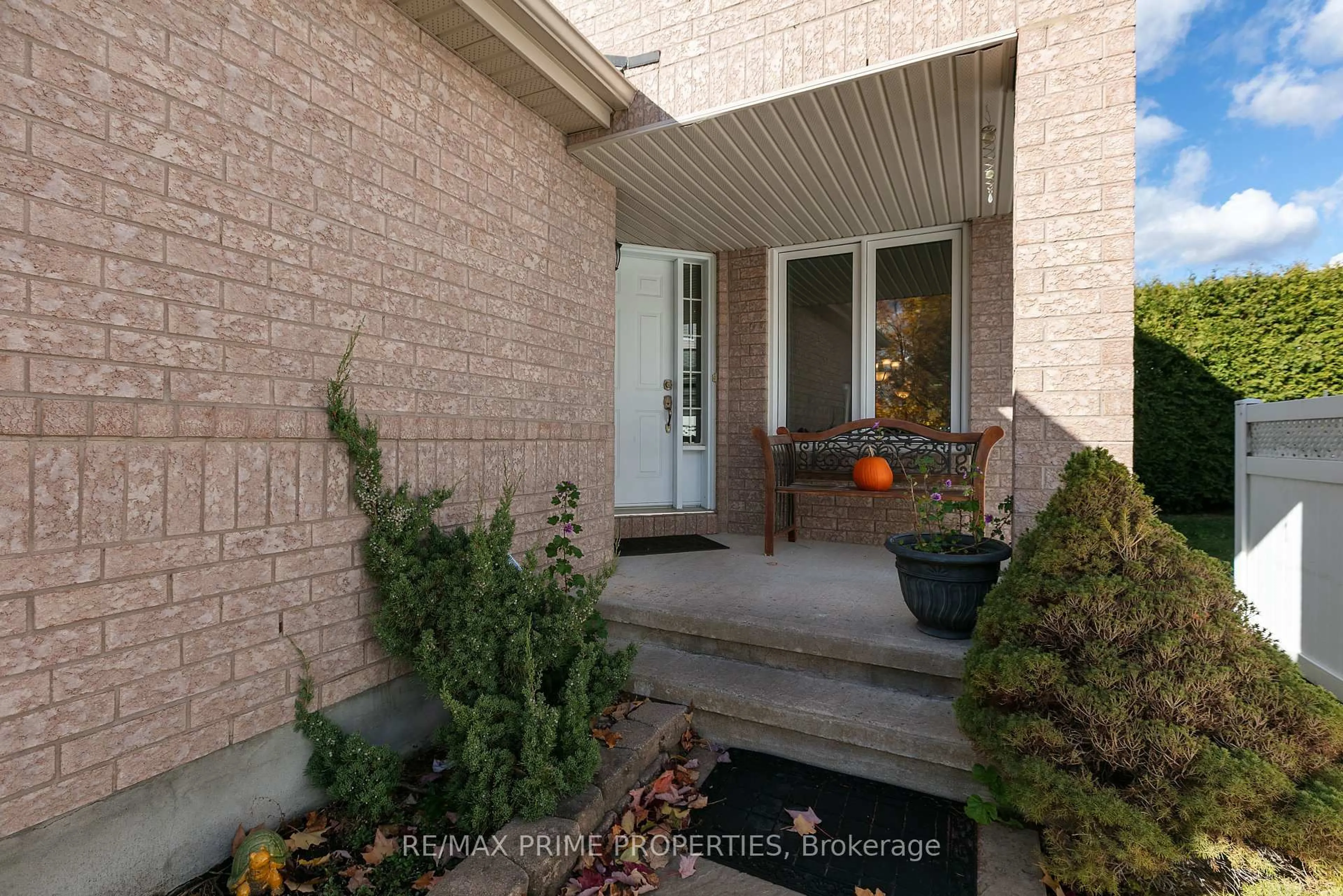 Indoor entryway for 1545 Senateurs Way, Orleans Ontario K4A 4A2
