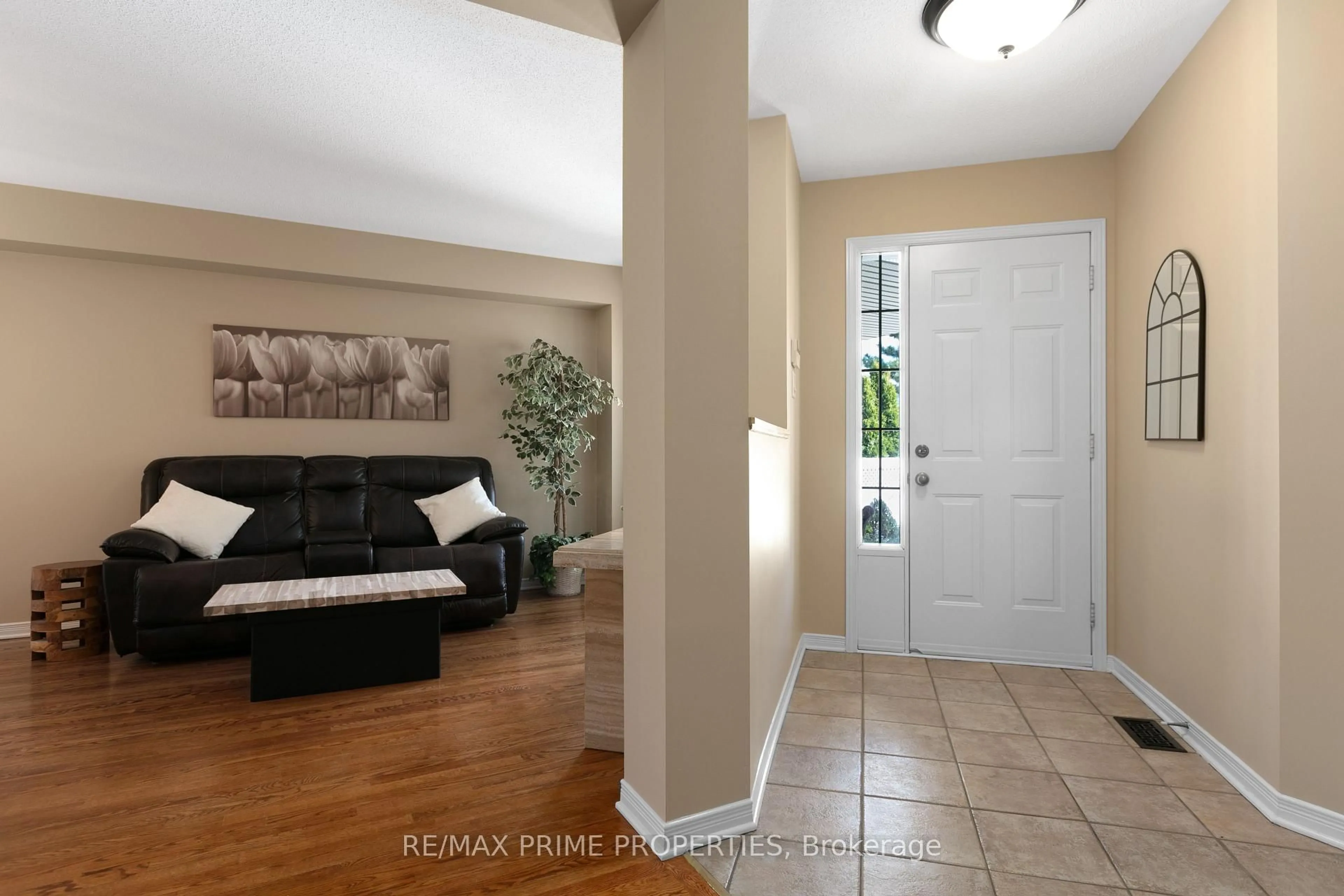 Indoor entryway for 1545 Senateurs Way, Orleans Ontario K4A 4A2