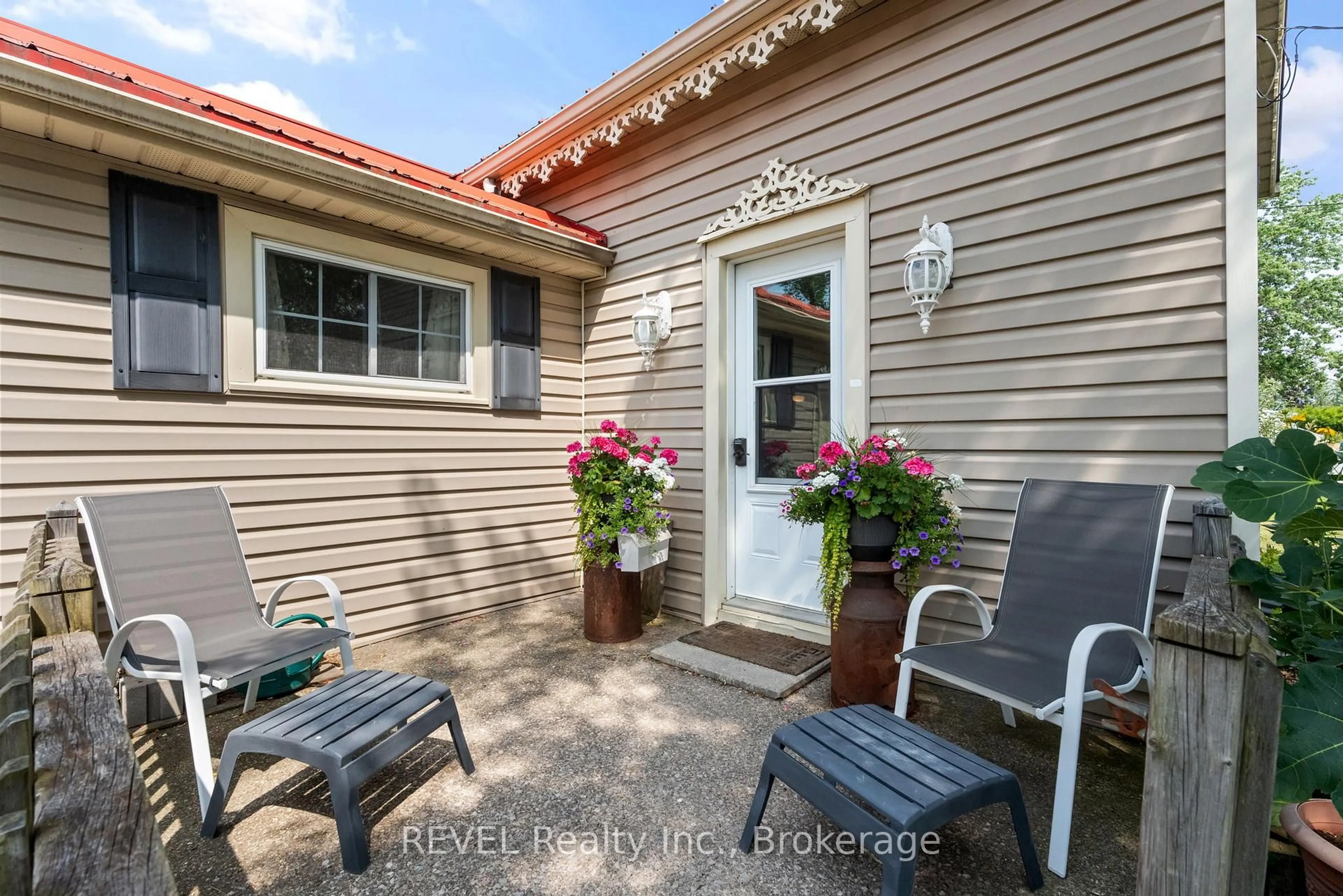 Patio, street for 1555 Merrittville Highway, Thorold Ontario L3B 5N5