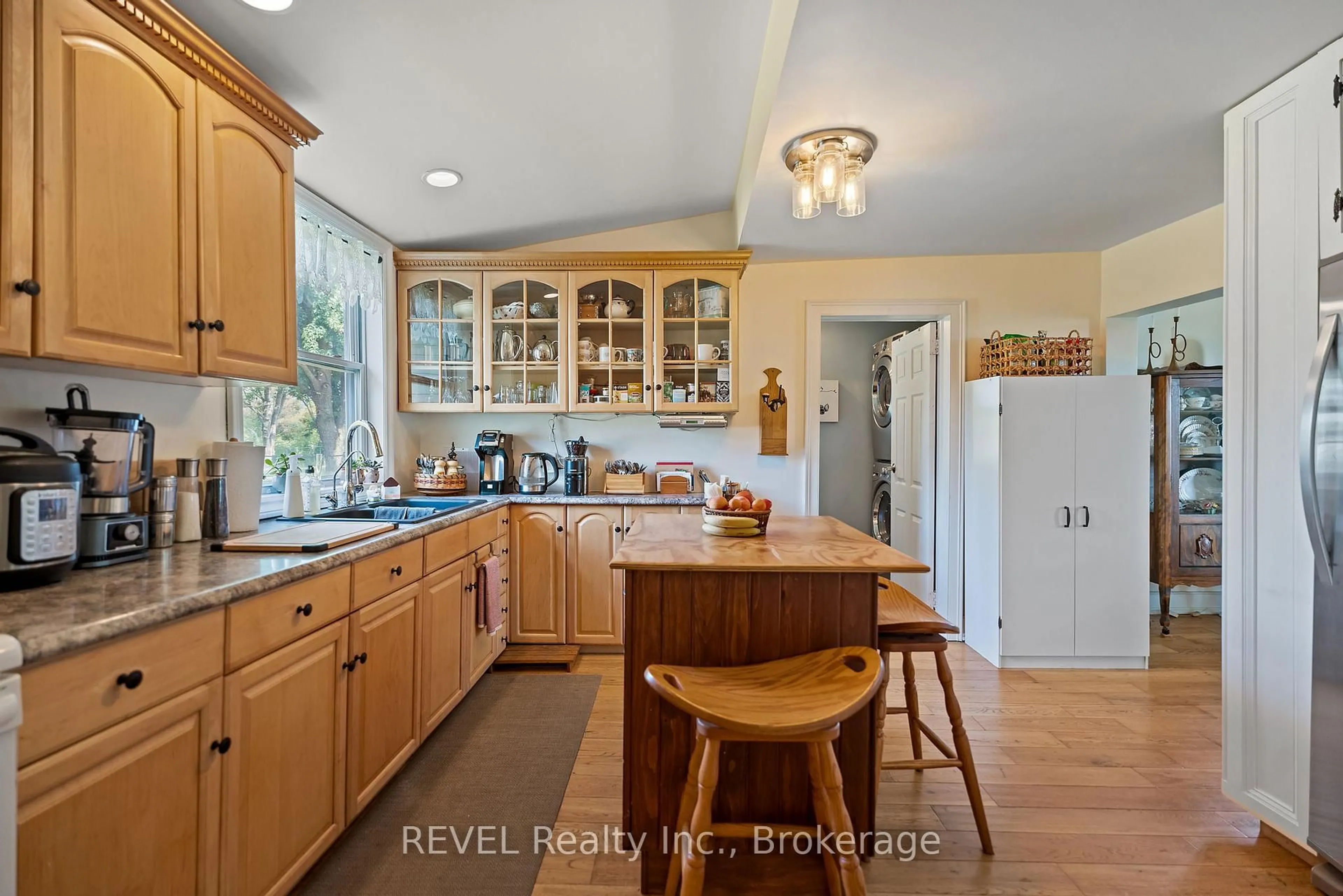 Open concept kitchen, ceramic/tile floor for 1555 Merrittville Highway, Thorold Ontario L3B 5N5