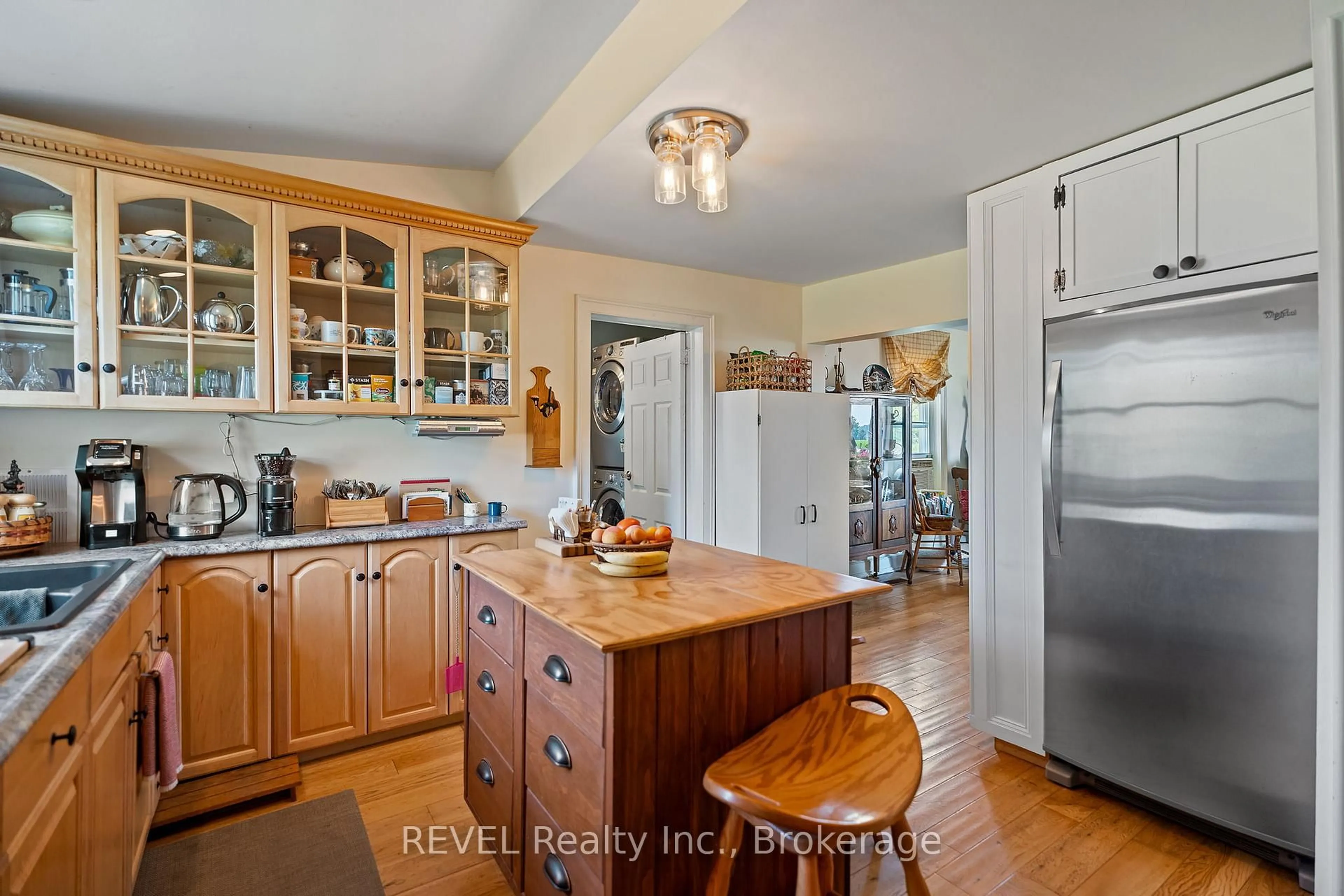 Open concept kitchen, unknown for 1555 Merrittville Highway, Thorold Ontario L3B 5N5