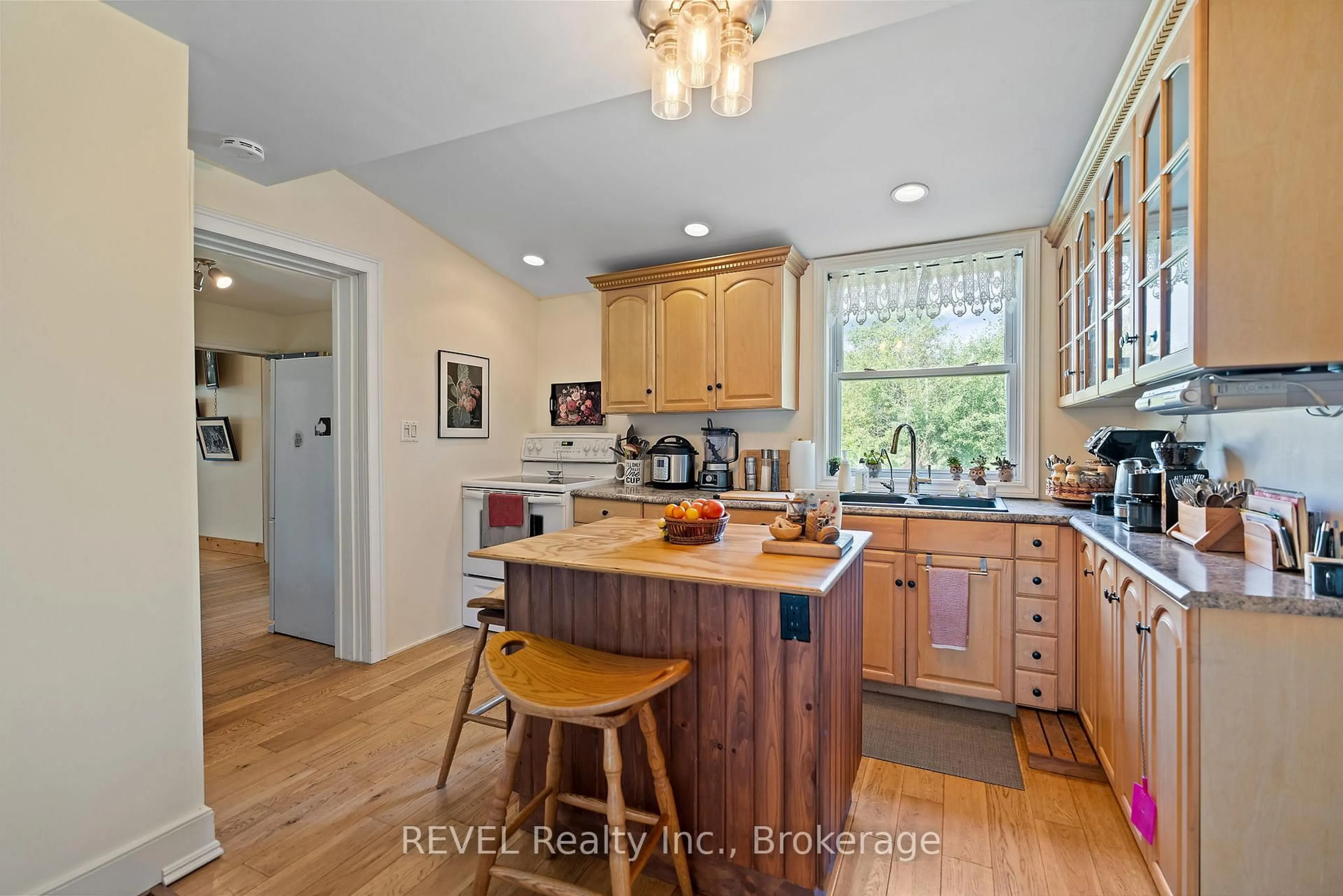 Open concept kitchen, ceramic/tile floor for 1555 Merrittville Highway, Thorold Ontario L3B 5N5