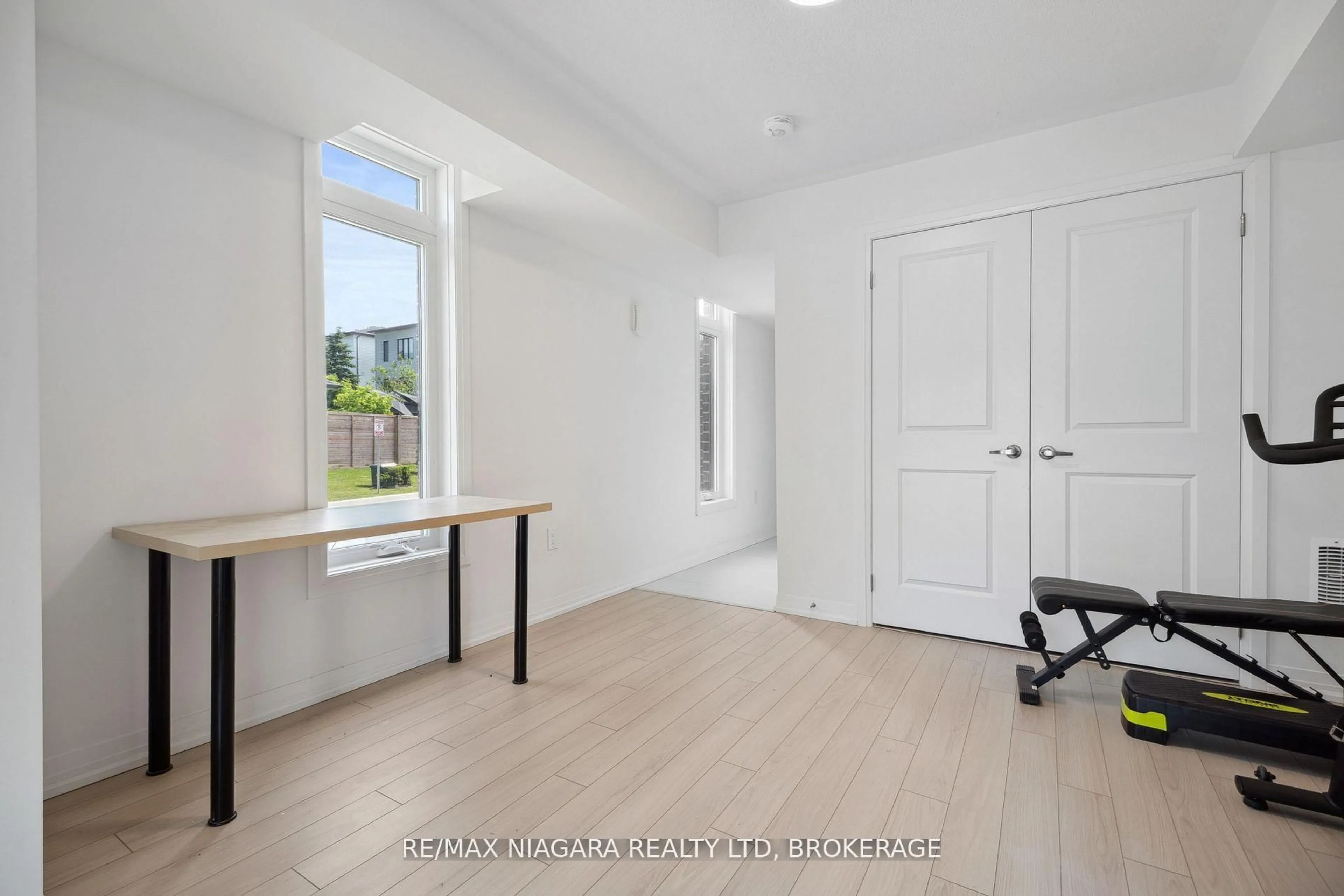 Indoor entryway for 2 Sidney Rose Common, St. Catharines Ontario L2T 0B3