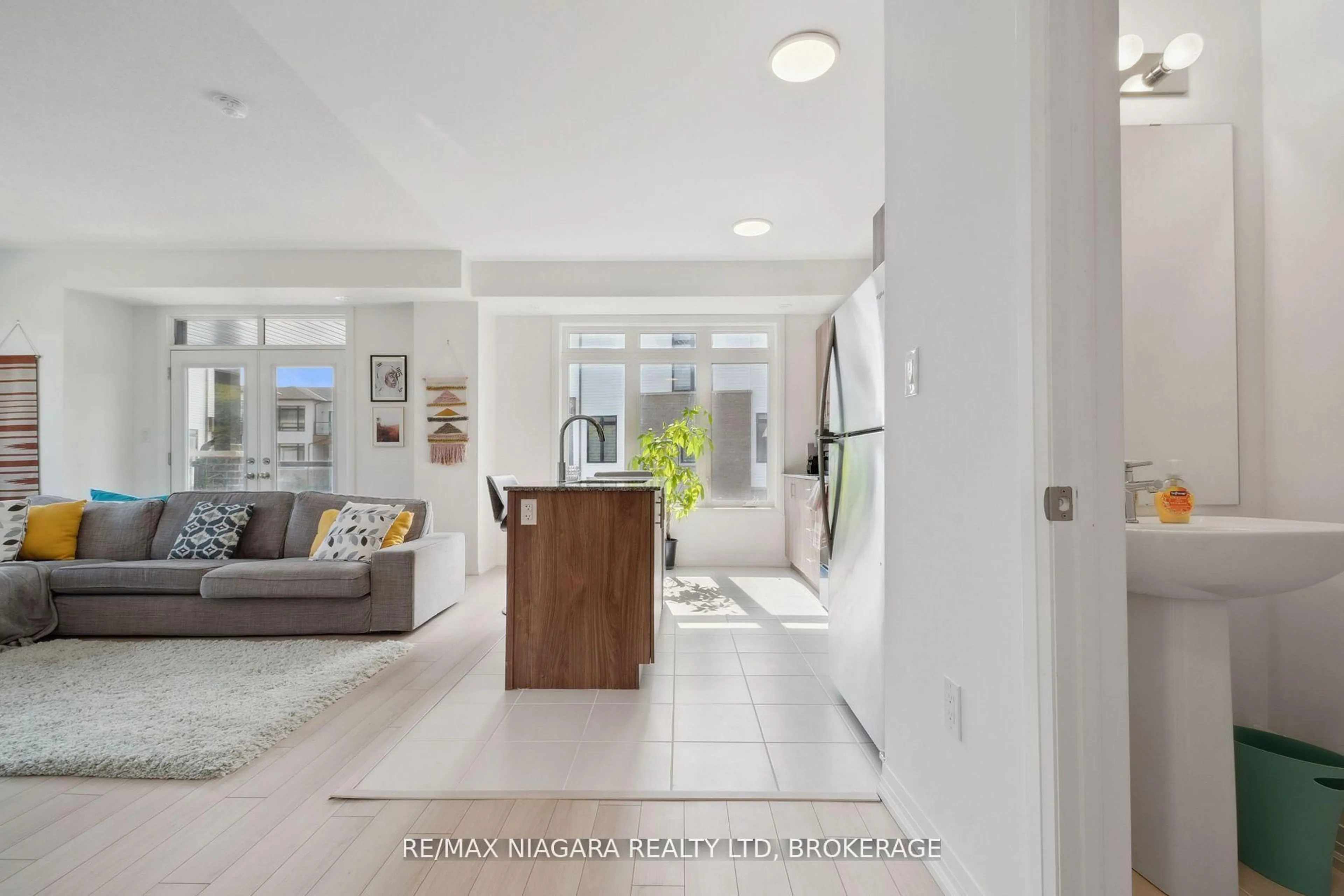 Indoor entryway for 2 Sidney Rose Common, St. Catharines Ontario L2T 0B3