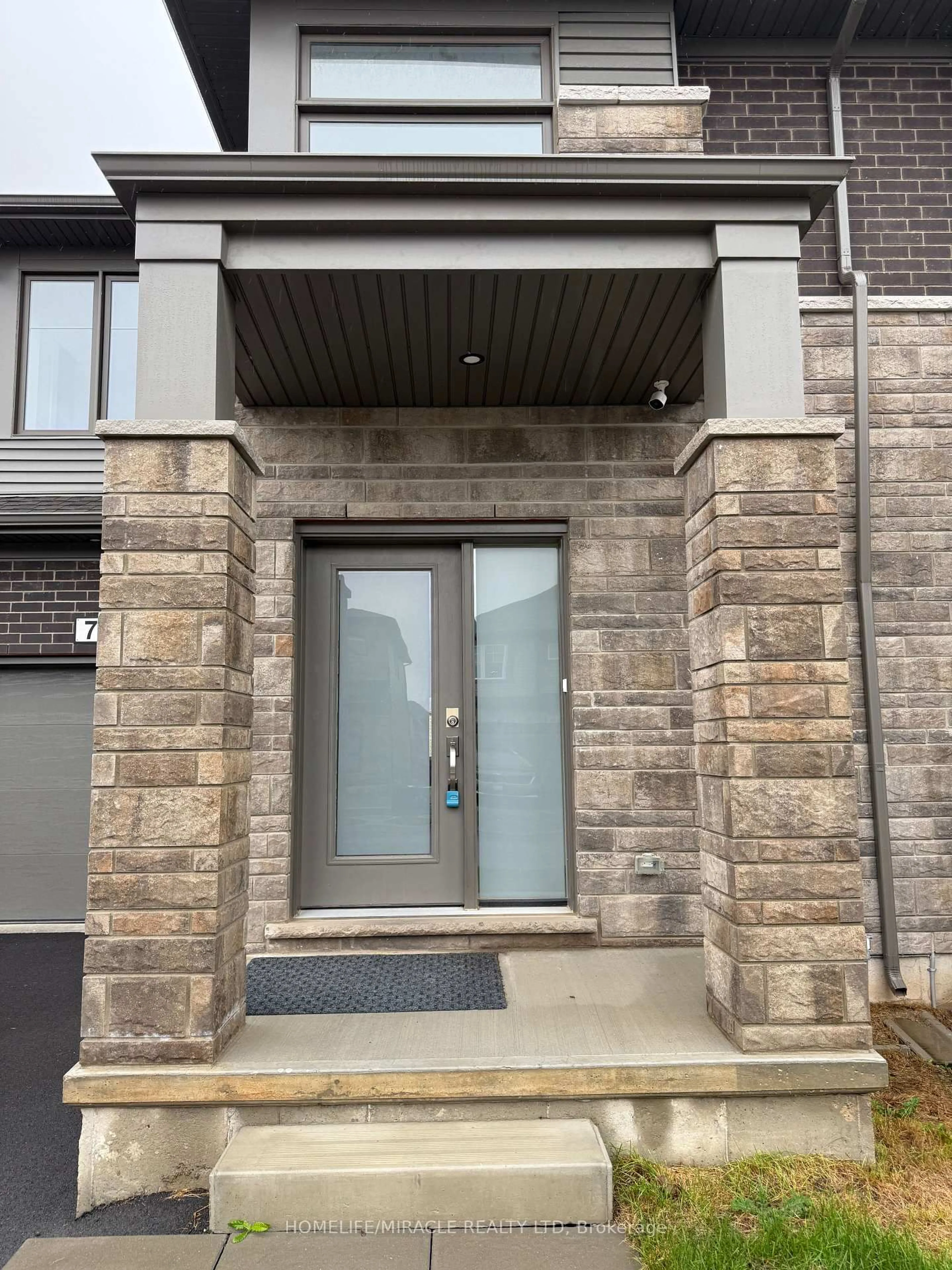 Indoor entryway for 72 Samuel Ave, Pelham Ontario L0S 1E1