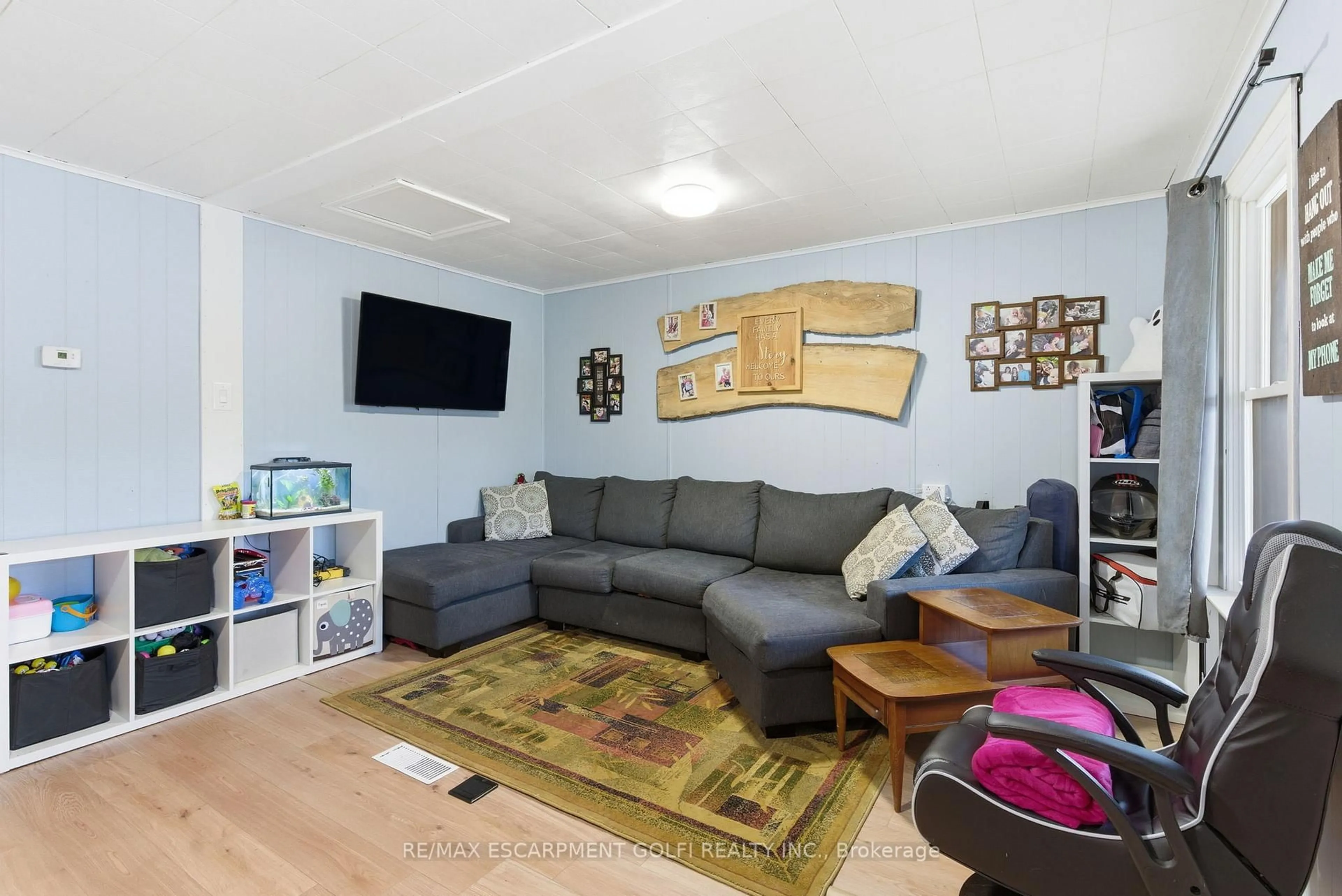 Living room with furniture, wood/laminate floor for 159 Durham St, Port Colborne Ontario L3K 1E2