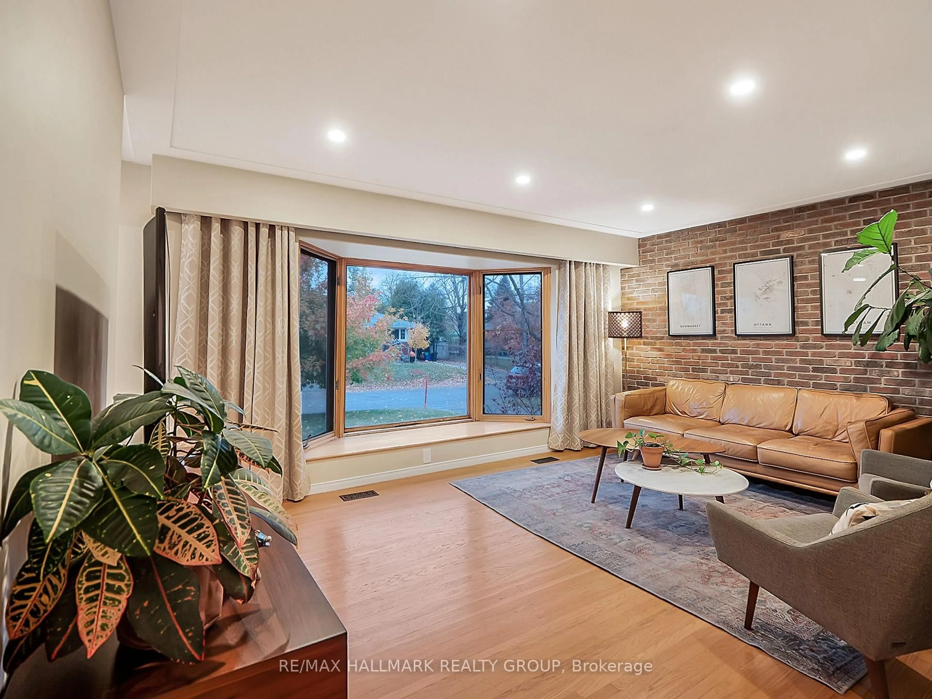 Living room with furniture, unknown for 2077 Lemay Cres, Ottawa Ontario K1G 2X5