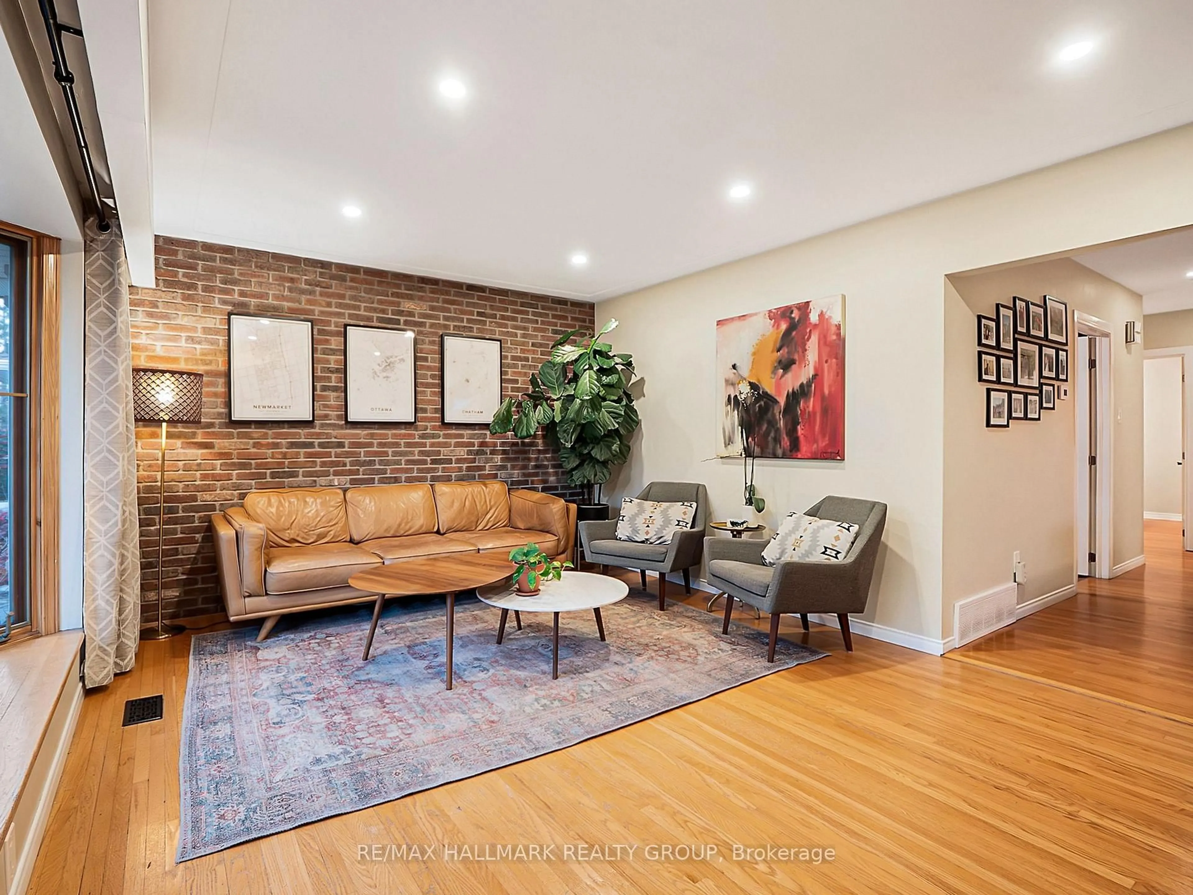 Living room with furniture, unknown for 2077 Lemay Cres, Ottawa Ontario K1G 2X5