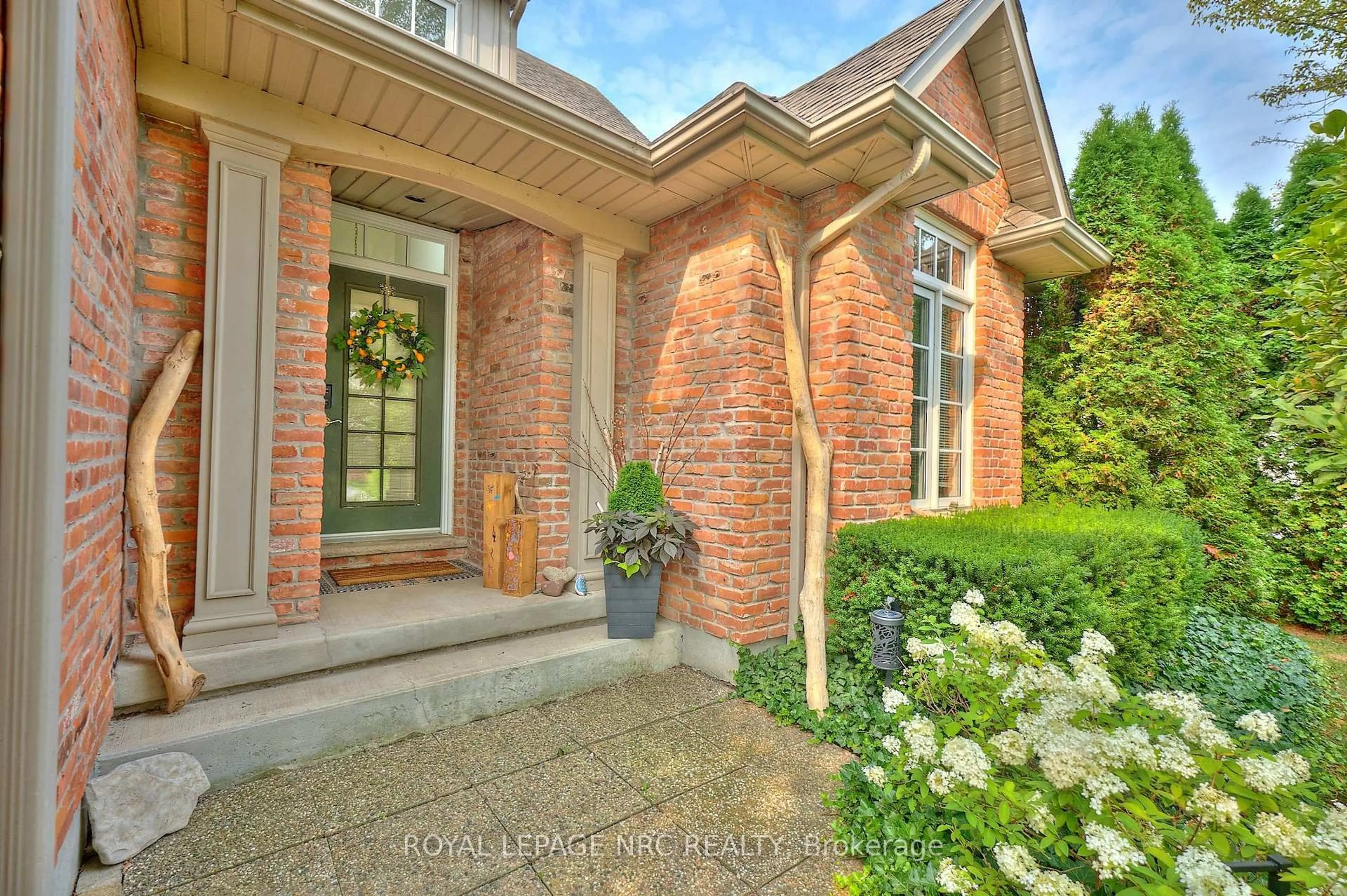 Home with brick exterior material, street for 330 John St, Niagara-on-the-Lake Ontario L0S 1J0