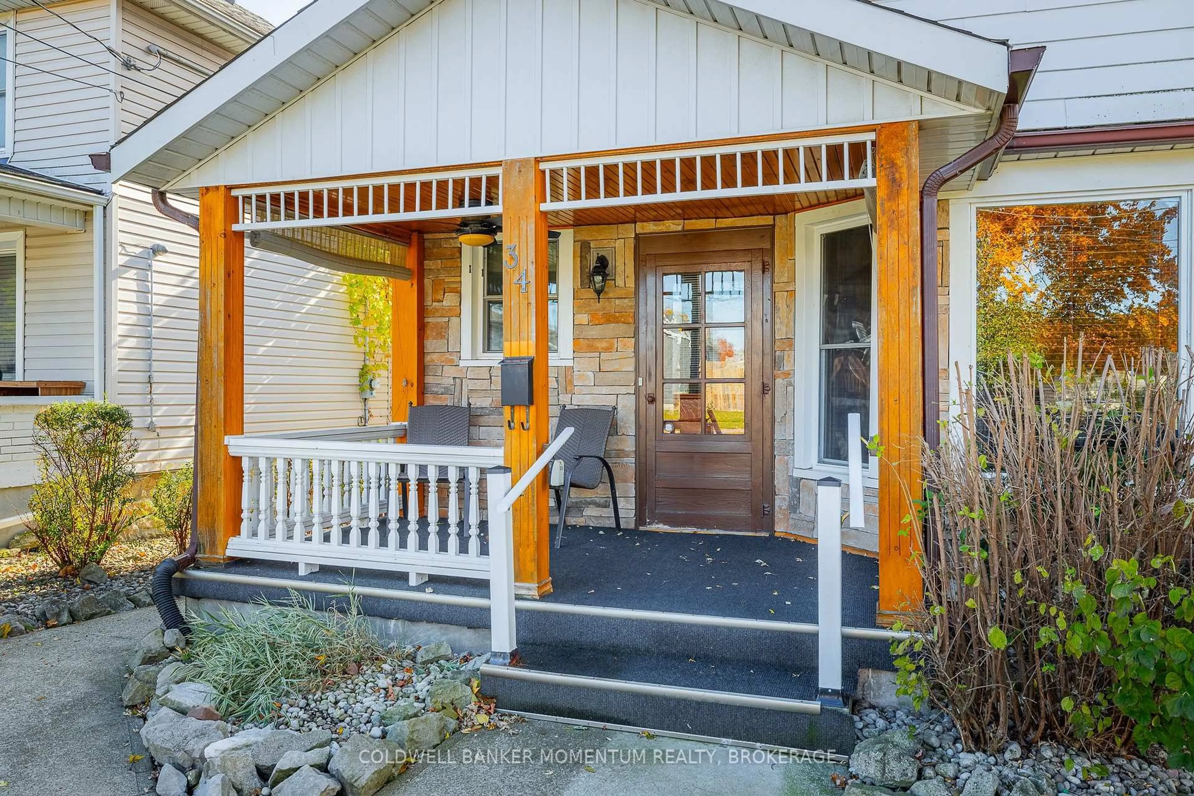 Indoor entryway for 34 Almond St, St. Catharines Ontario L2T 1E9